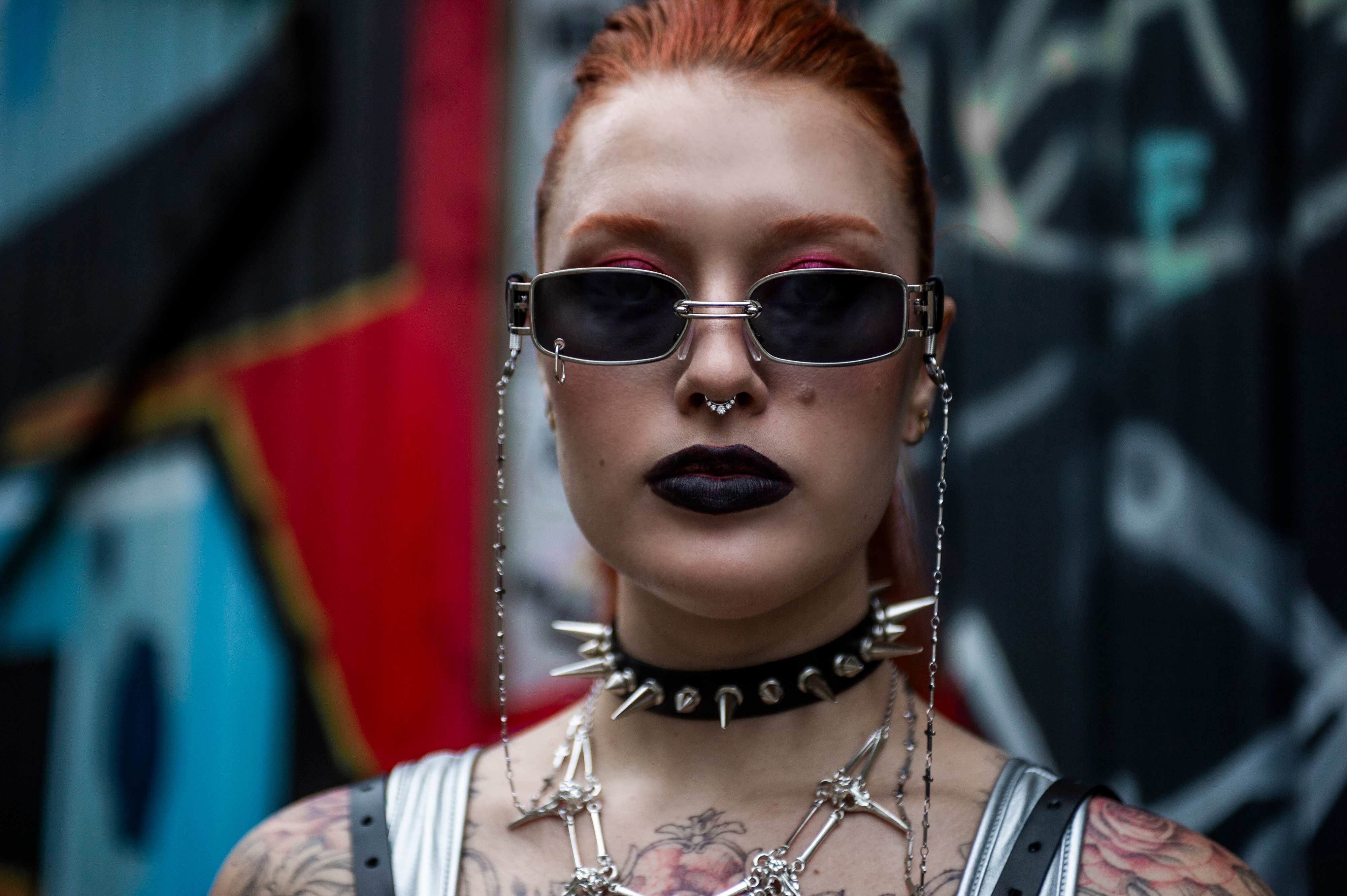 model met zilver met zwarte punk rave bril signum voorkant op festival
