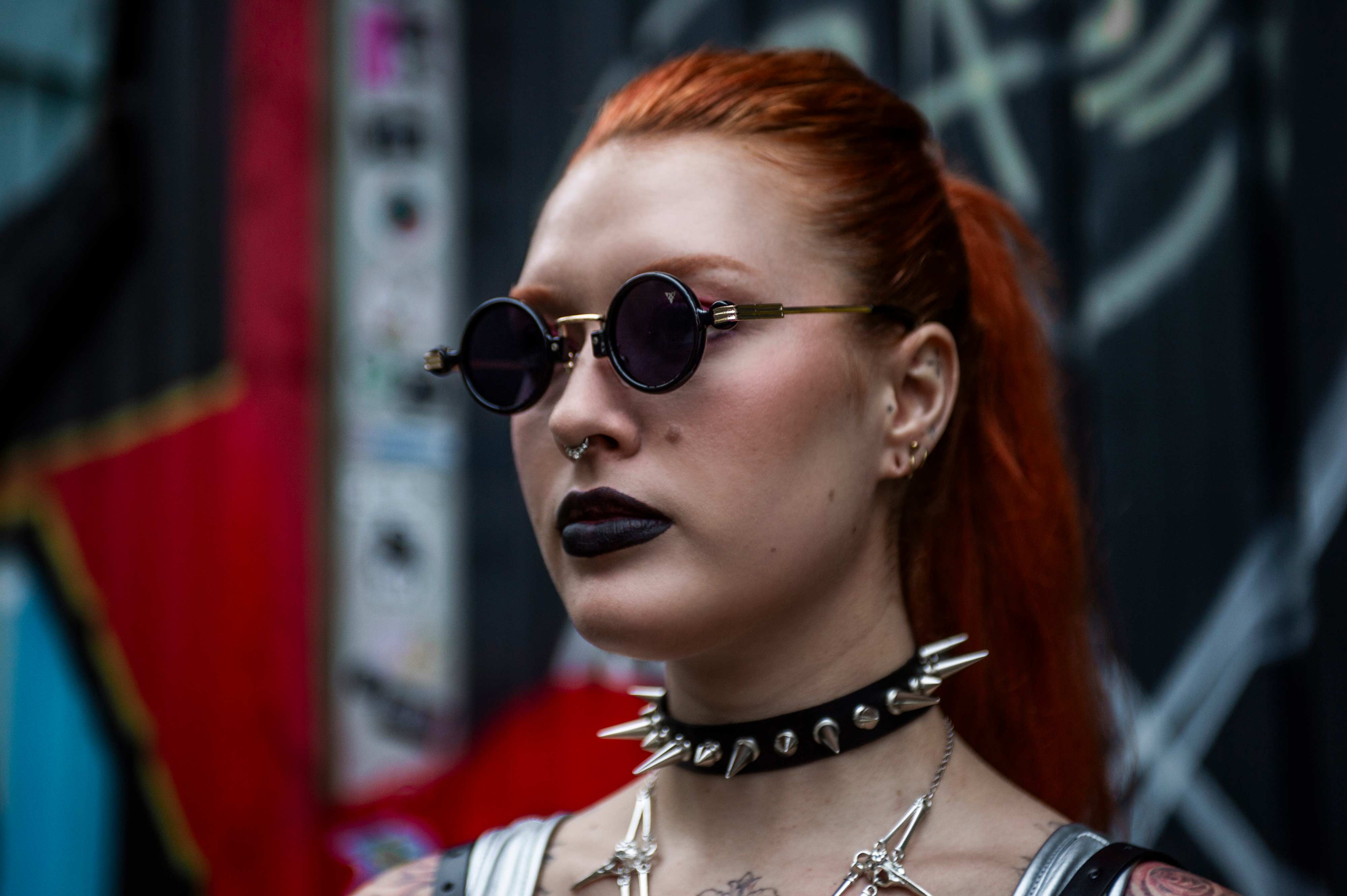 model met zwart goud rave bril medicus op festival