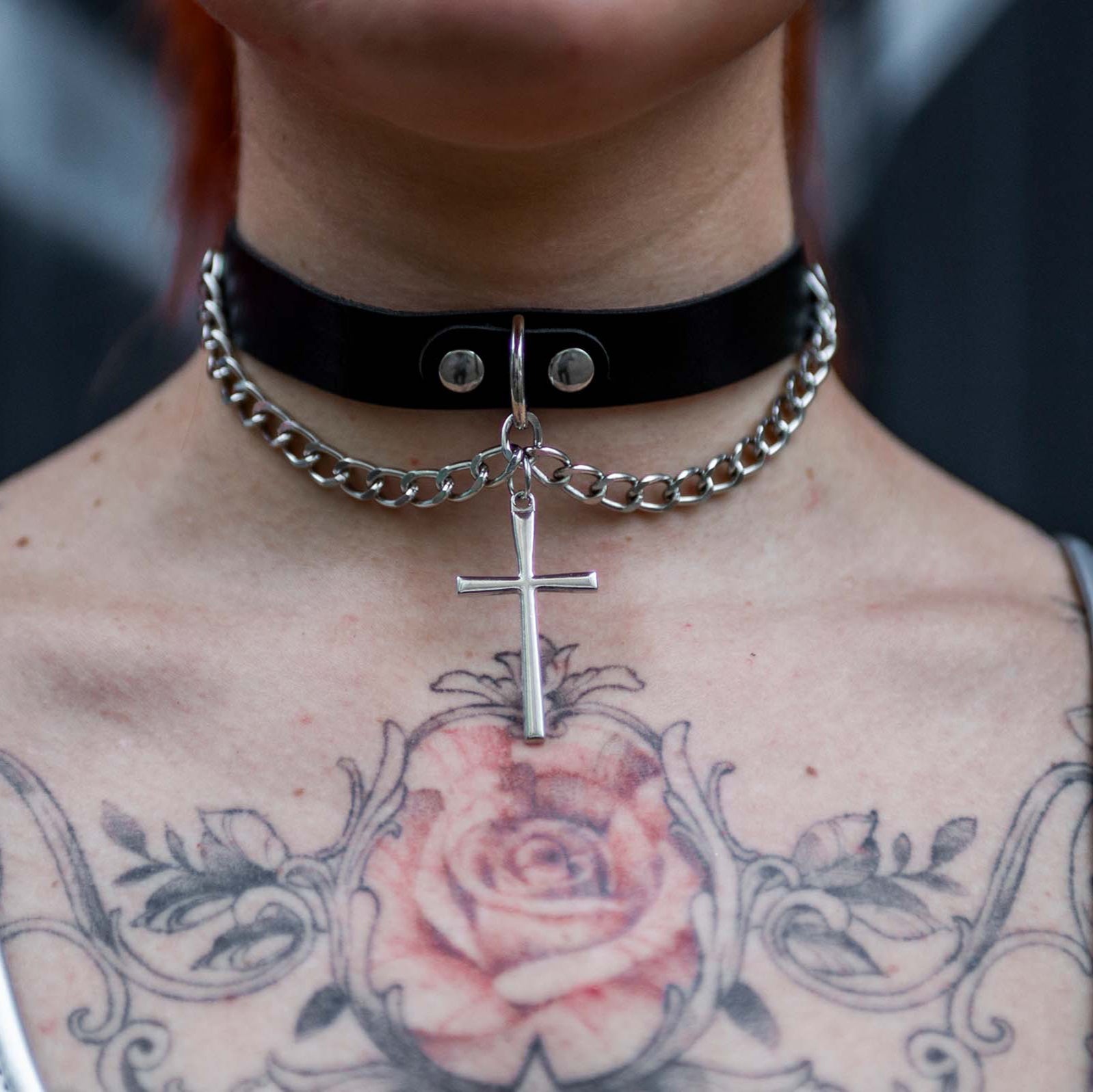Choker PU-leer met zilveren kruis op model