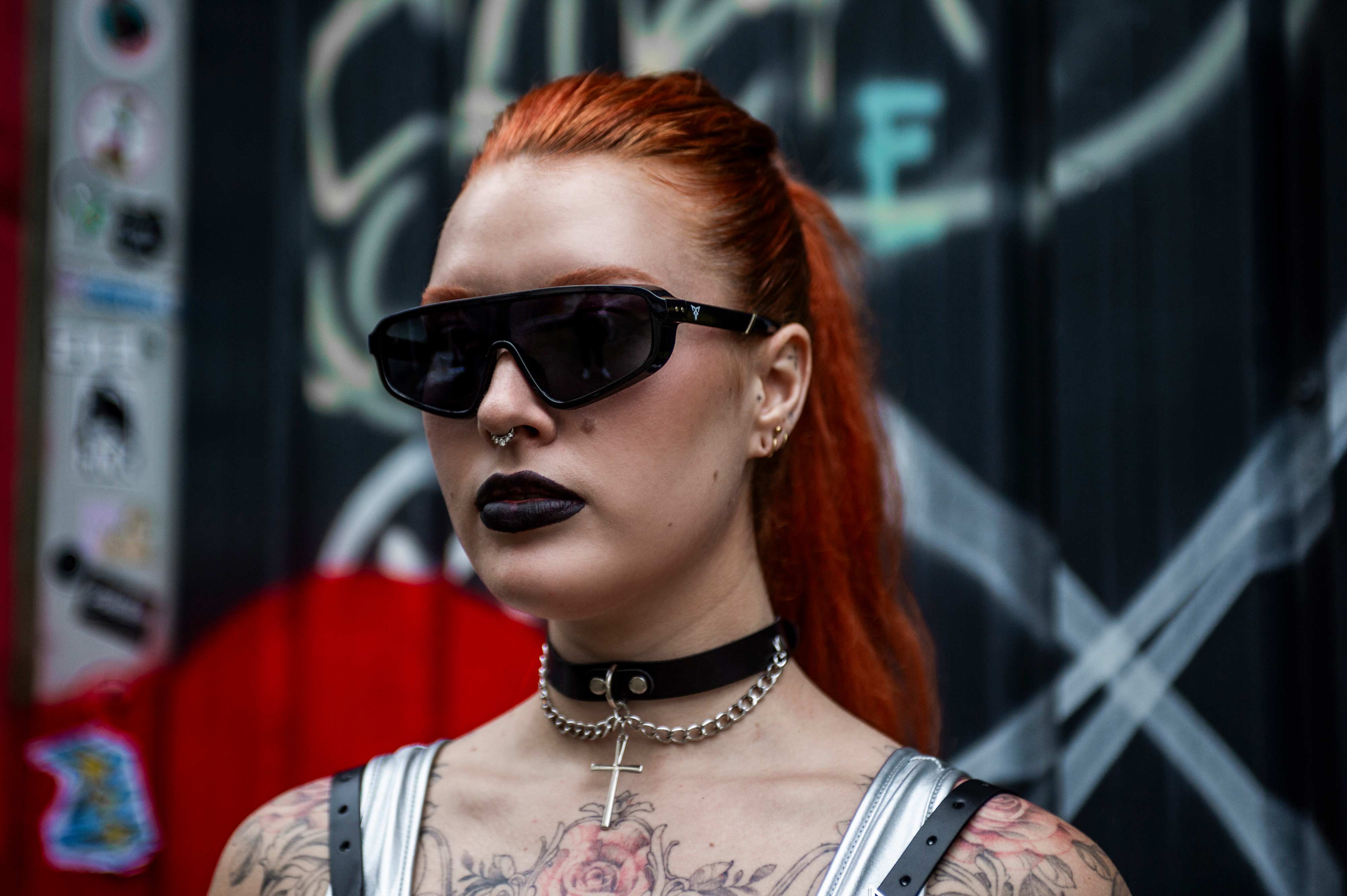 Model met RARE RAVERS choker holy en zwarte rave bil 'Cyclops'