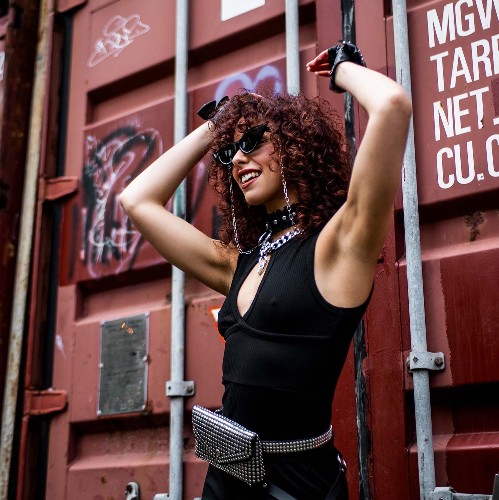 Model zijkant op festival met zwarte cat eye rave bril noctua