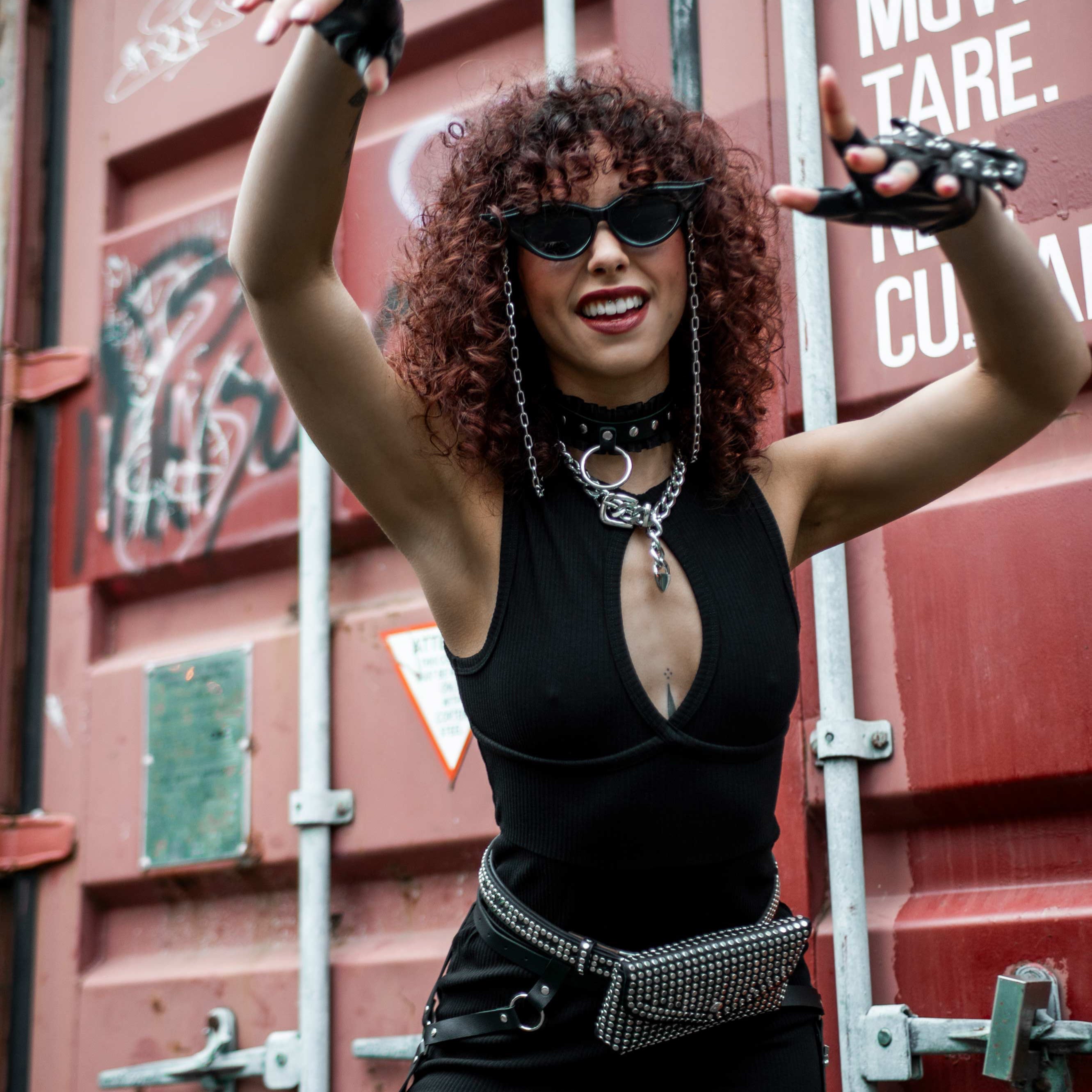 Model vanvoorkant op festival met zwarte cat eye rave bril noctua