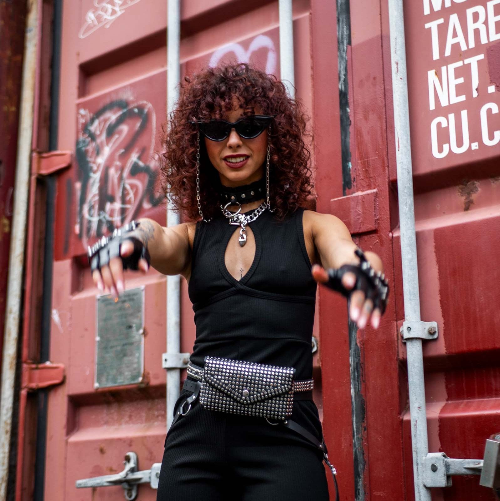 Vrouwelijk model op festival terrein met fancy raver tasje