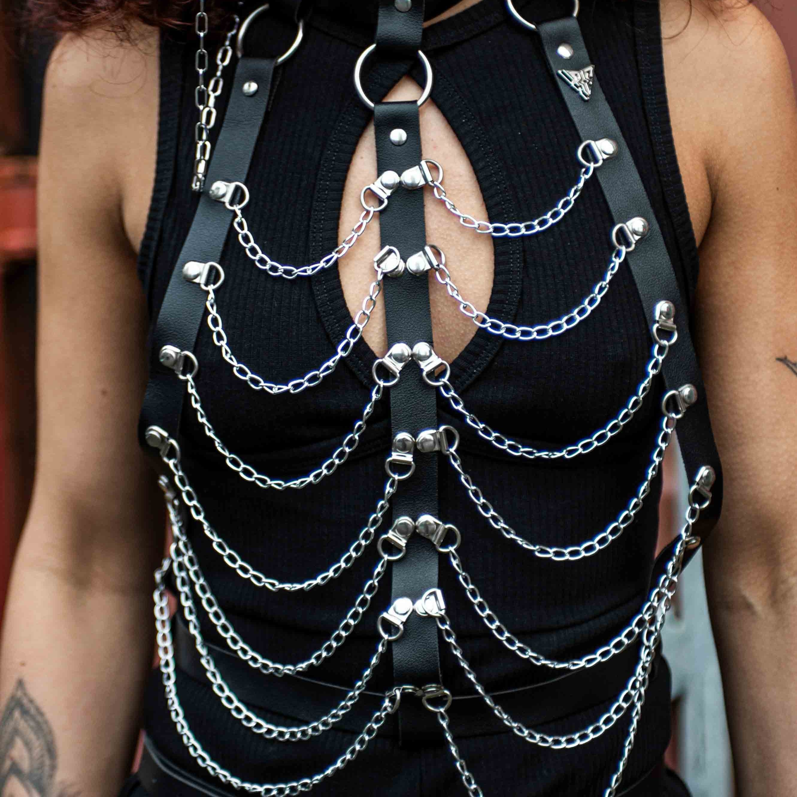 Zwarte rave top harnas met kettingen voorkant