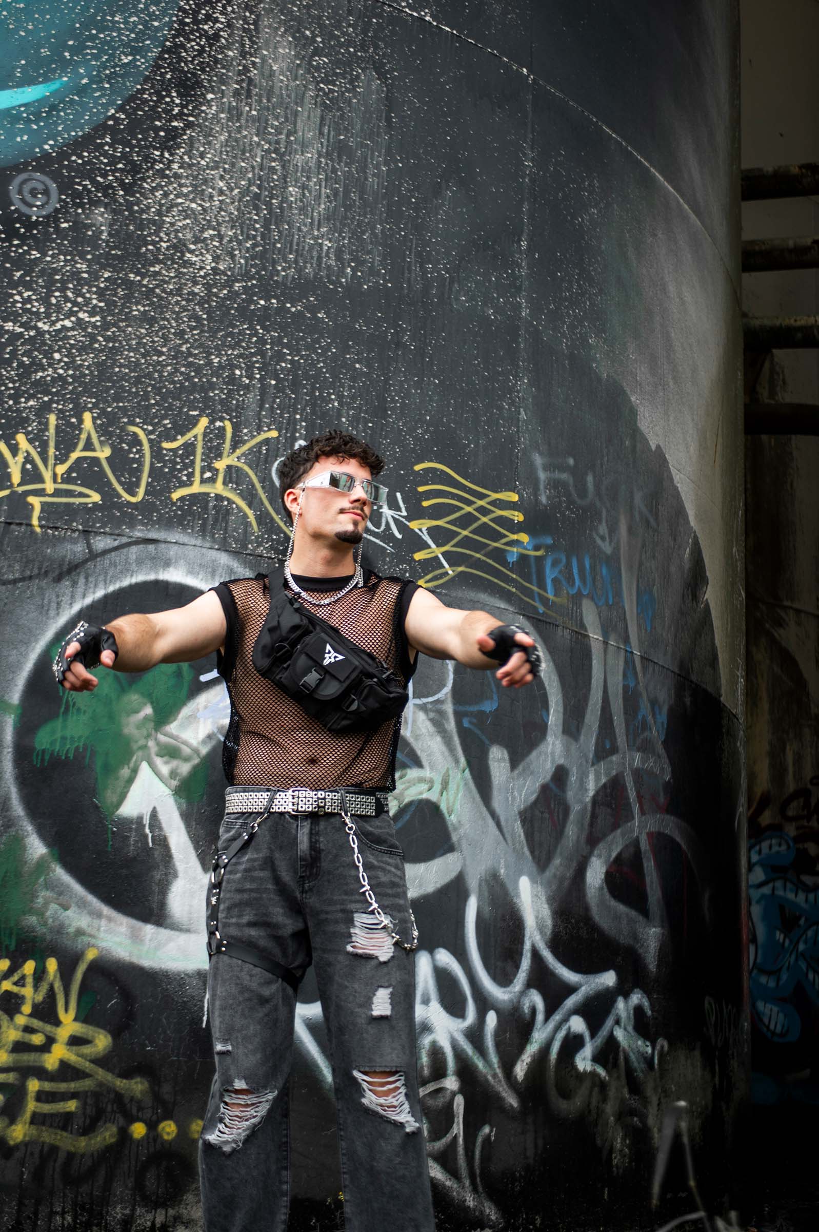 model met riem leer met zilveren studs