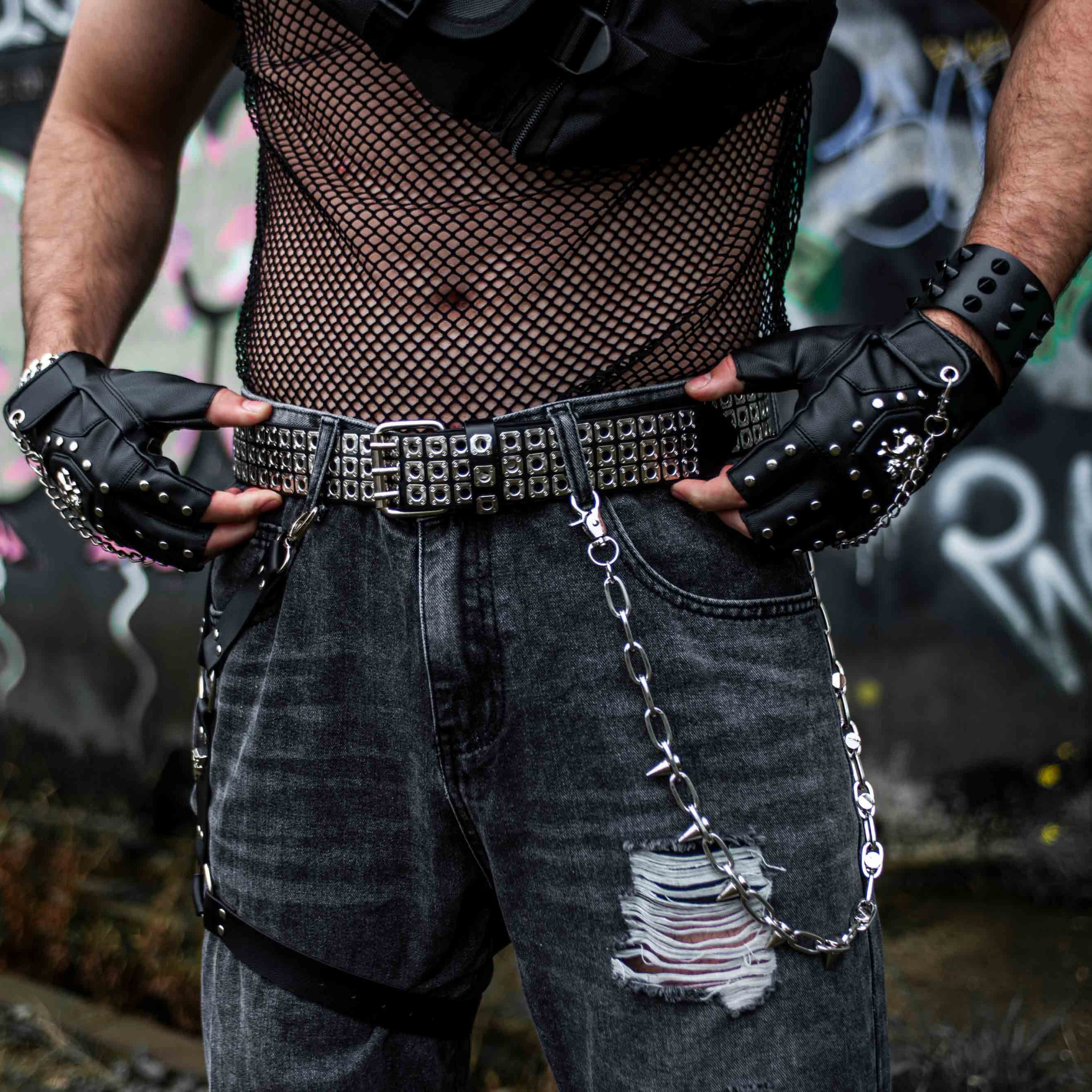 Mannelijk model met broekketting spikes