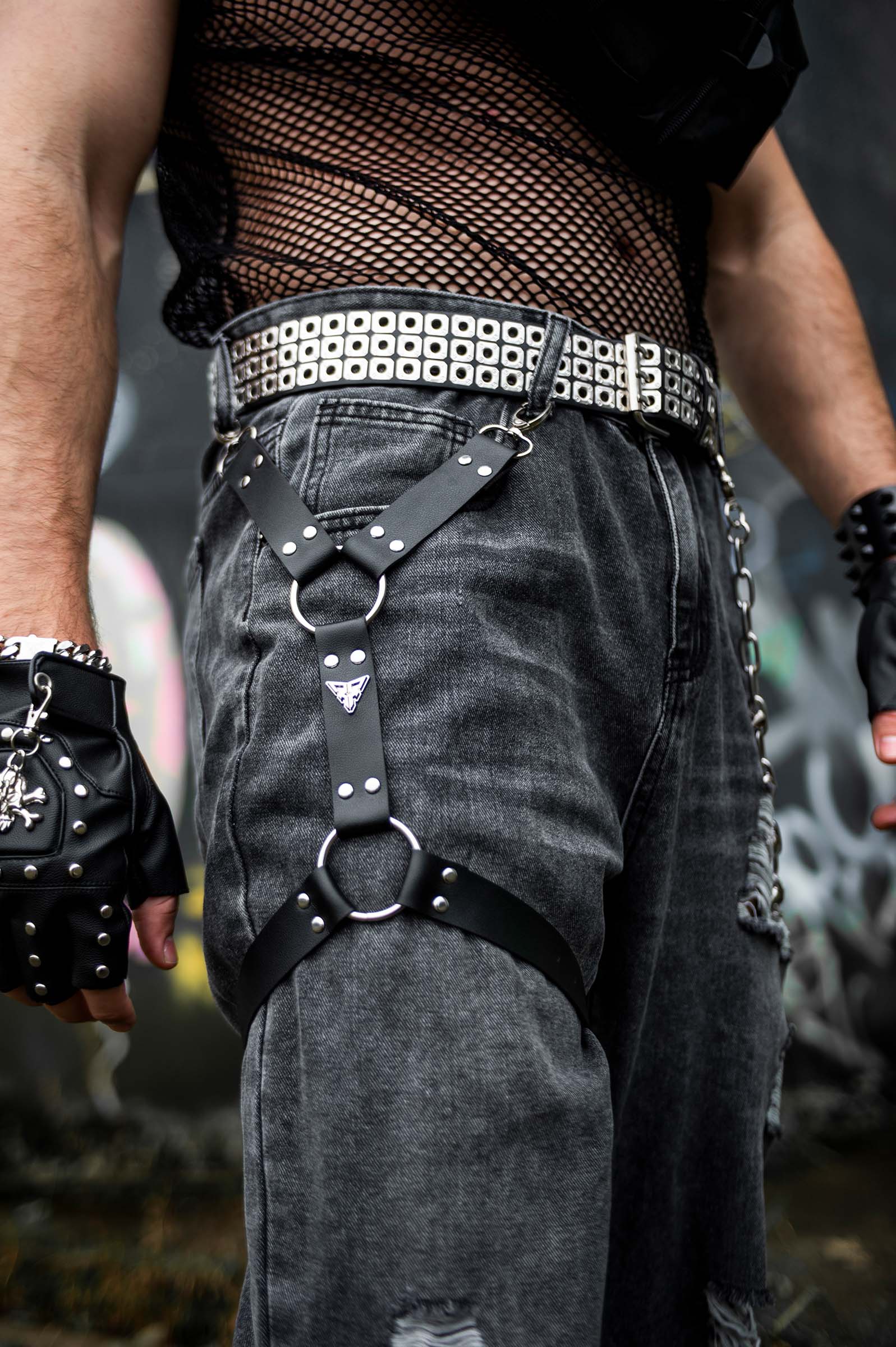 leren rave beenharnas met zilveren details op festival