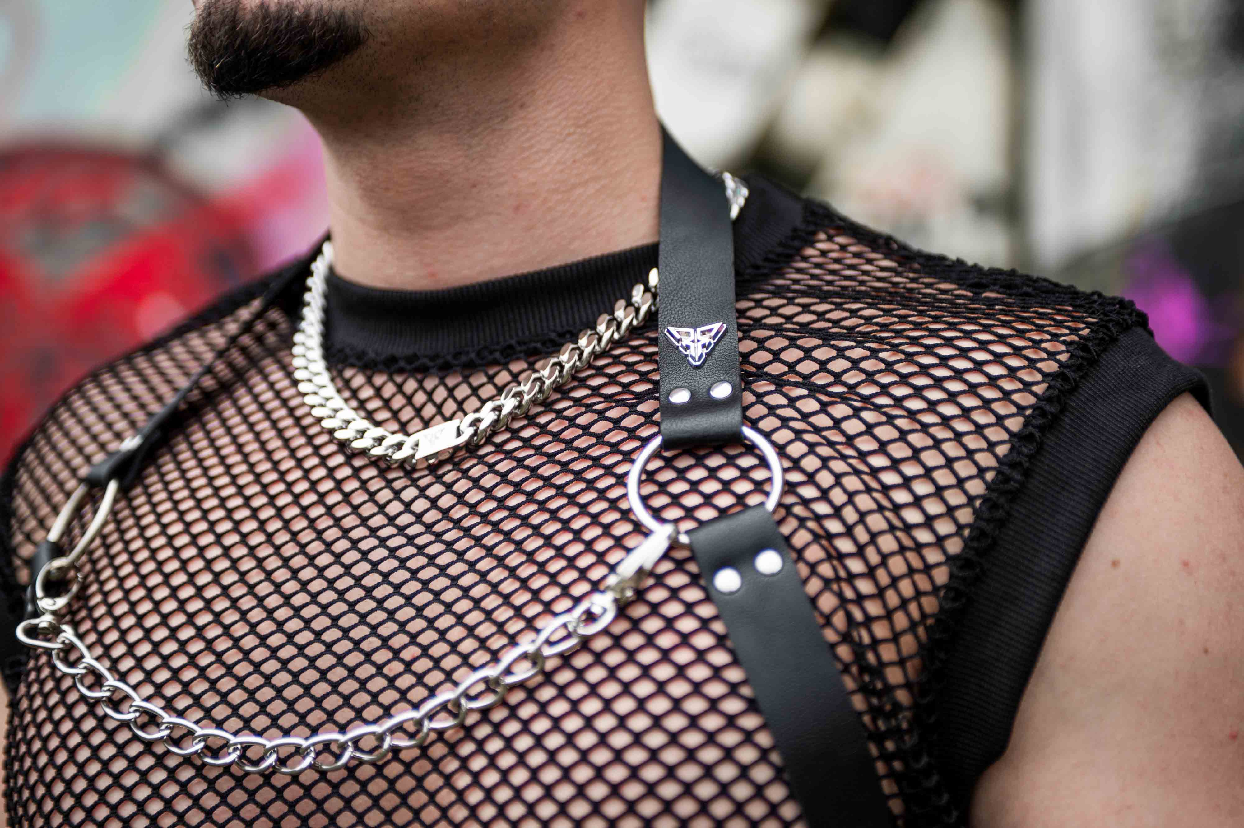 rave harnas PU-leer met zilveren ketting man close up
