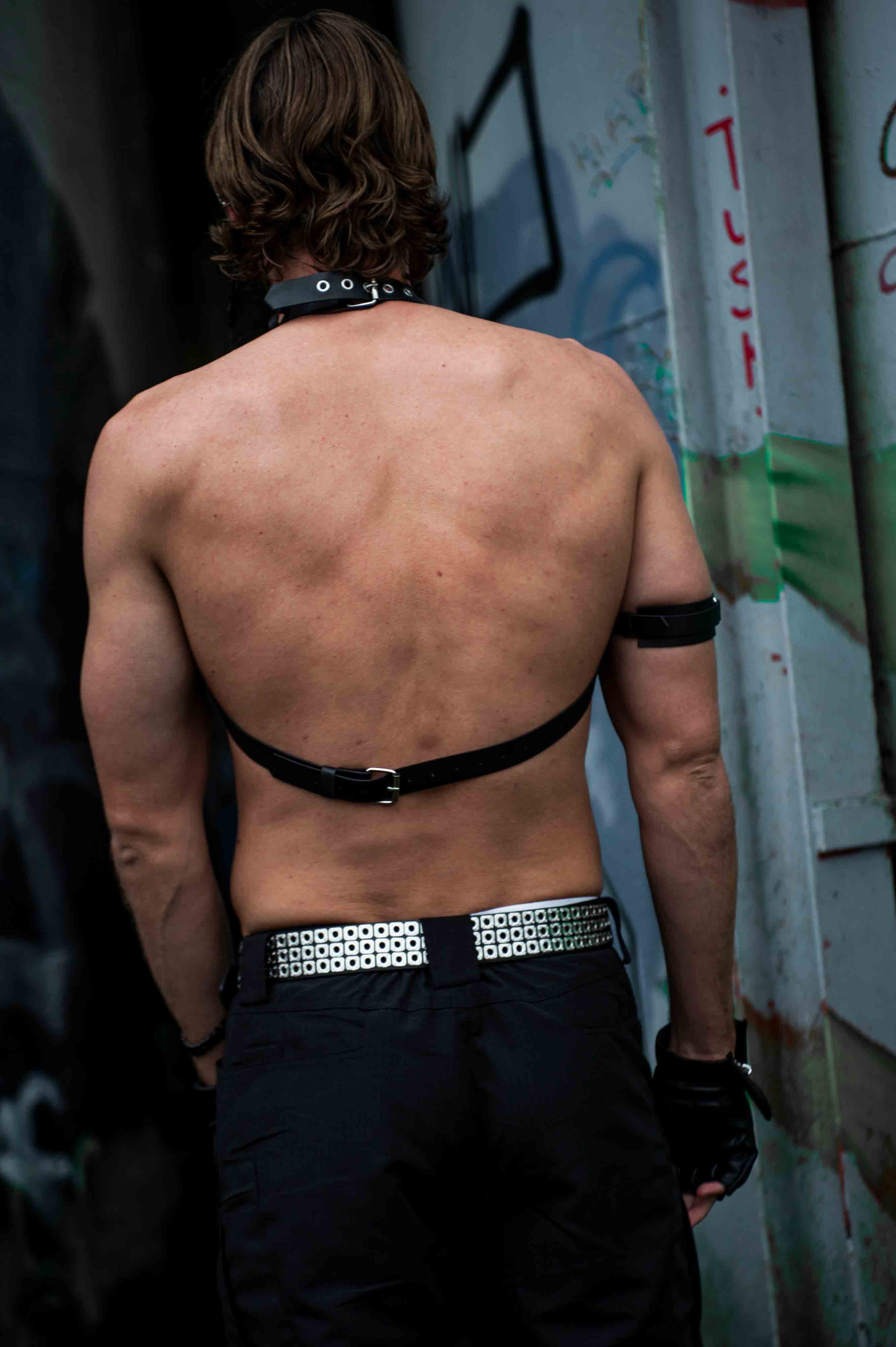 leren rave harnas met zilveren ketting achterkant