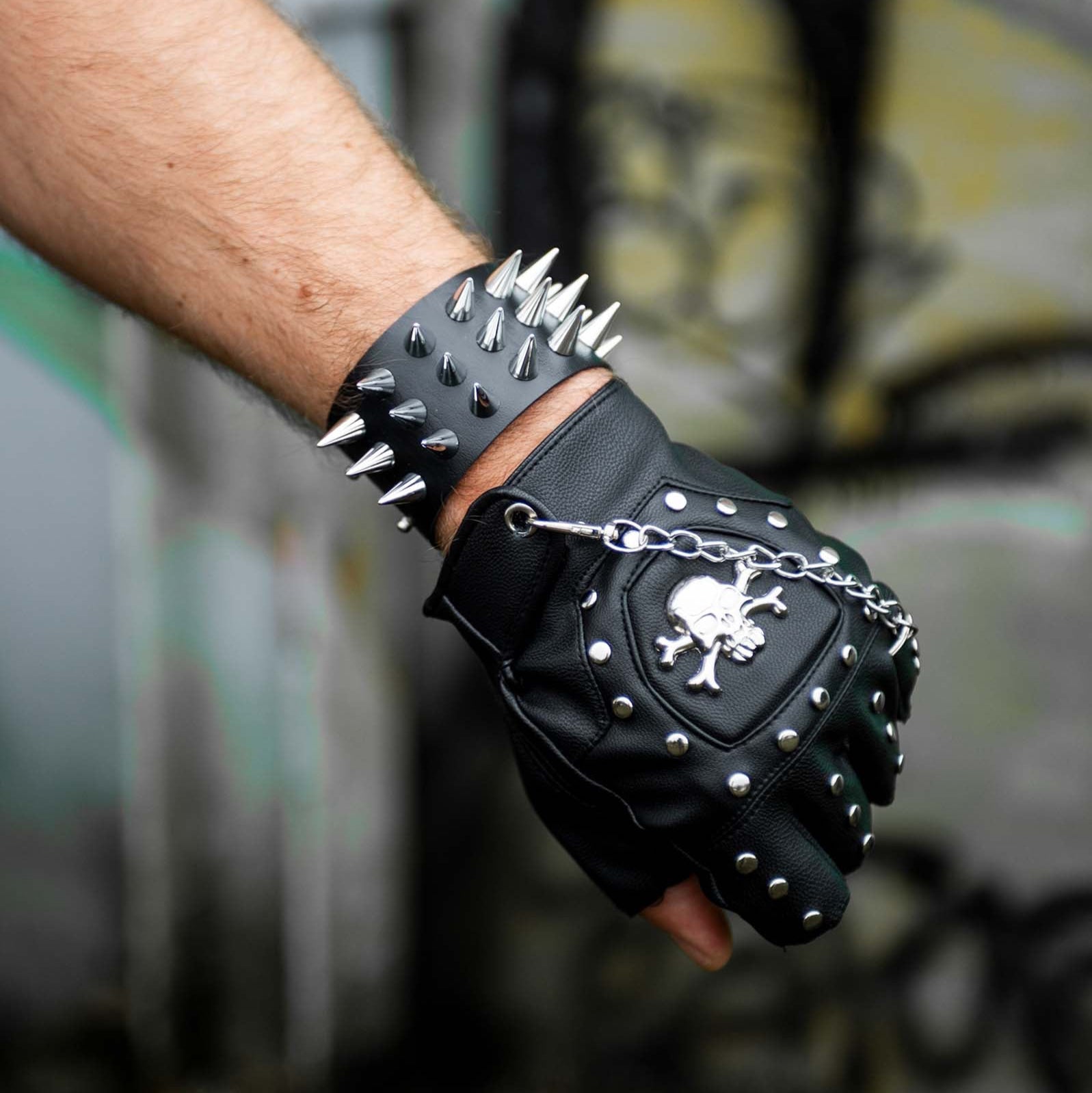 lederen rave armband 'leather spikes' met zilveren stekels op model
