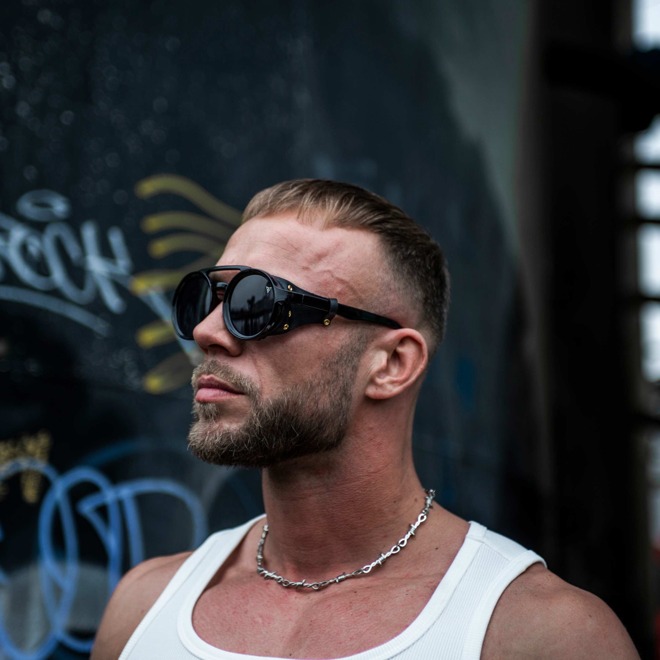 model met zwart rave bril falco zijkant