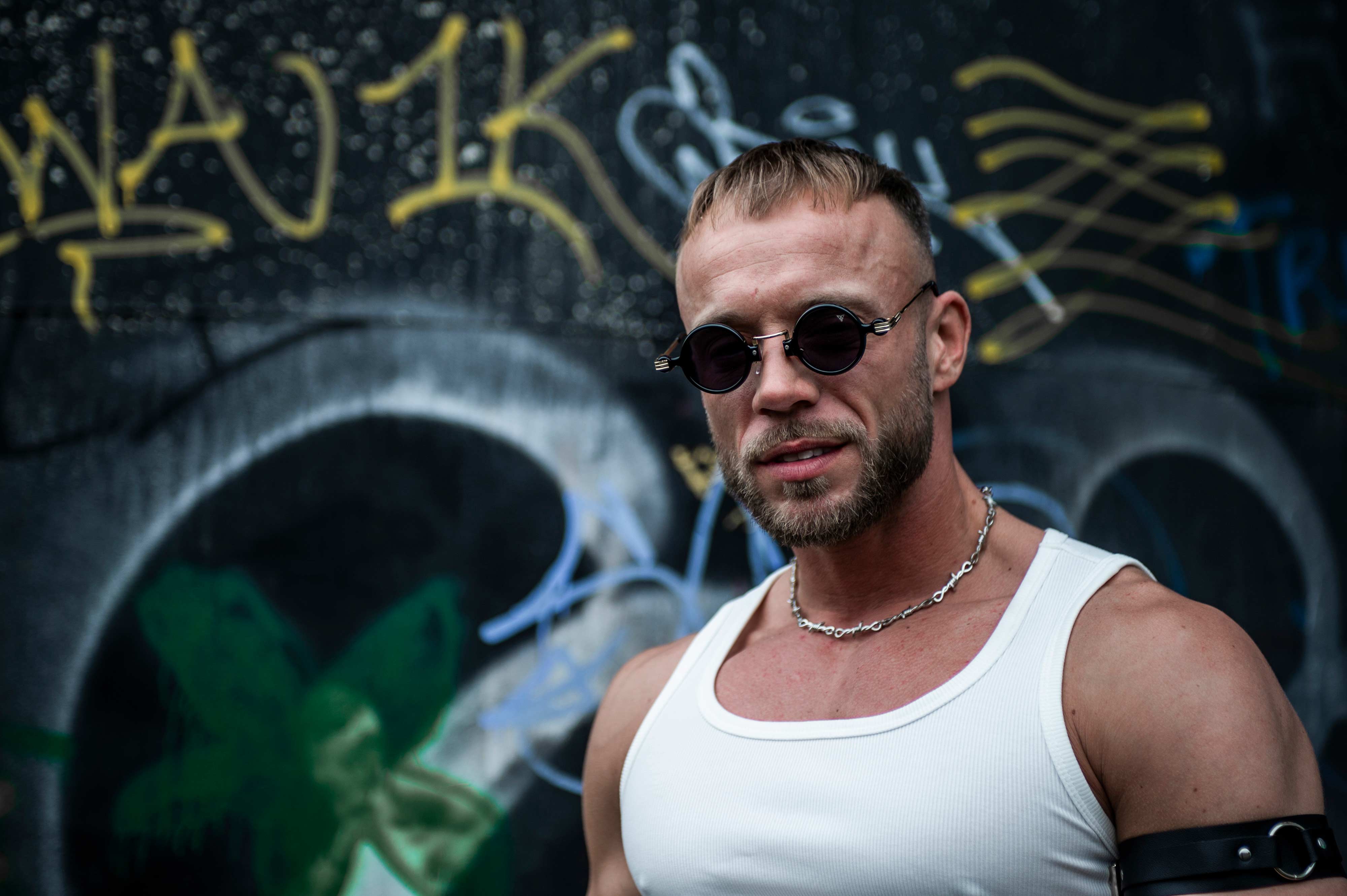 model met zwart goud rave bril medicus op festival voorkant