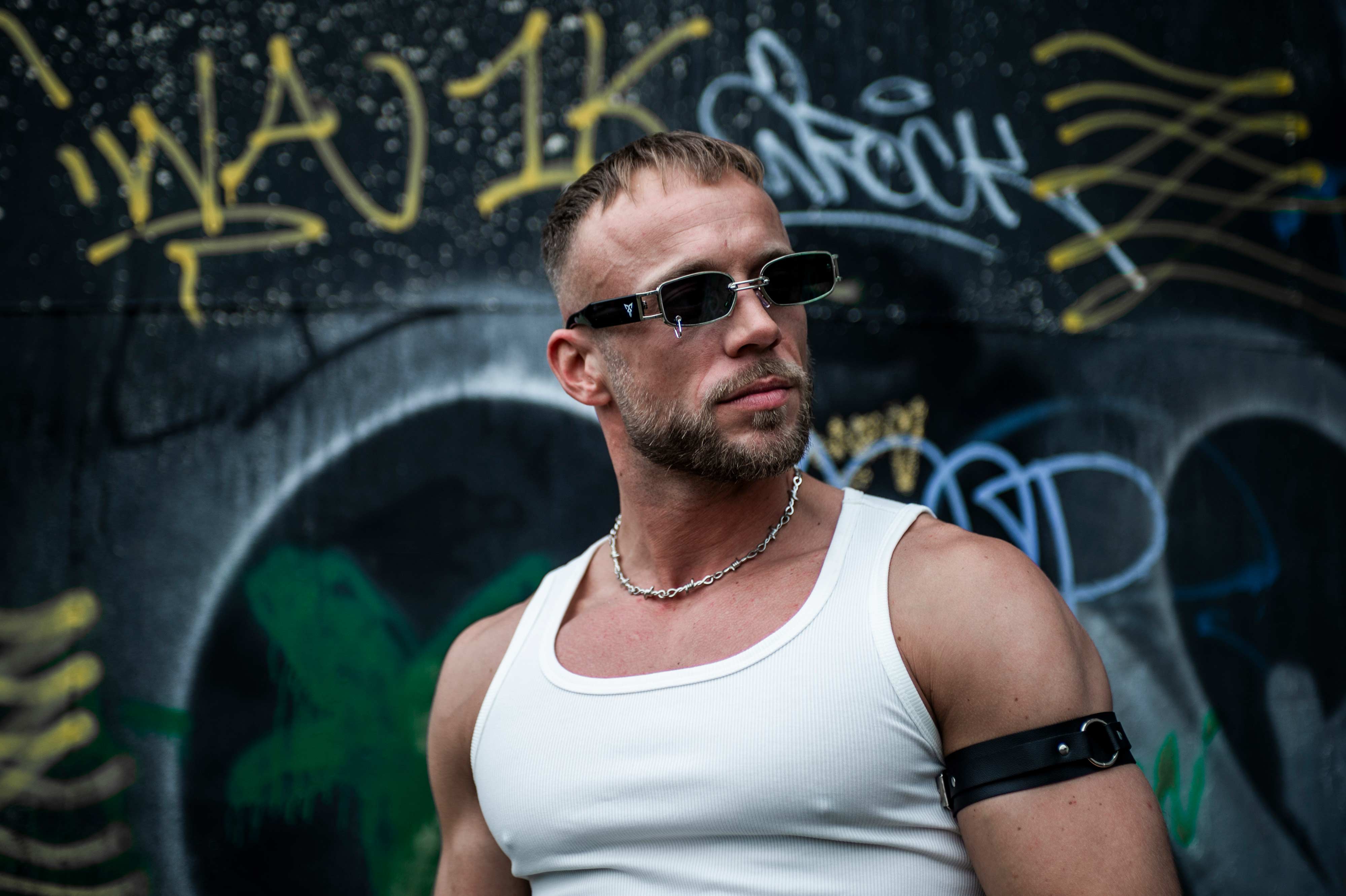 model met zilver met zwarte punk rave bril signum zijkant op festival