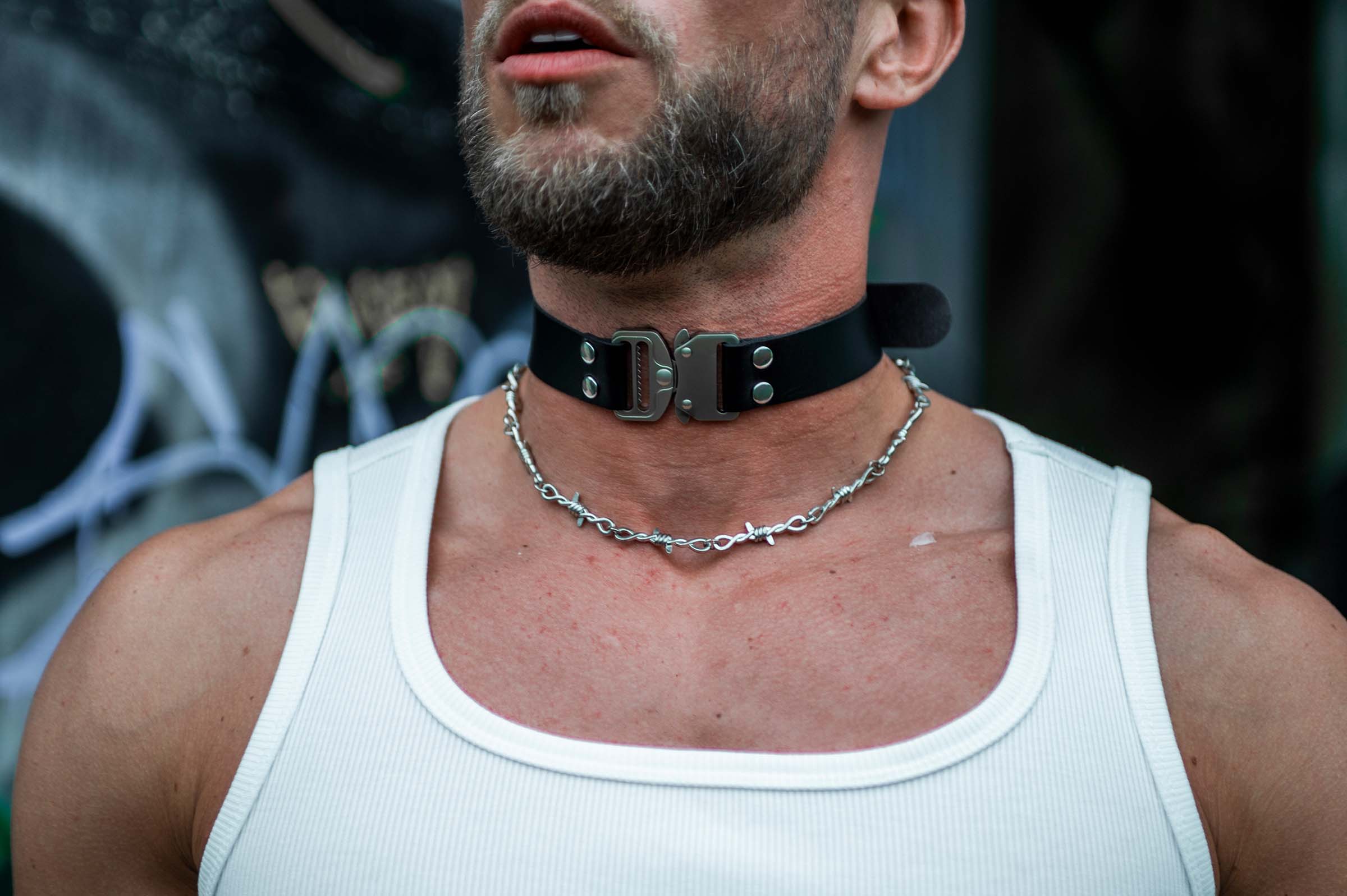 Choker 'Tech' van RARE RAVERS. Zwart PU-leer met zilveren details. Festivalfoto