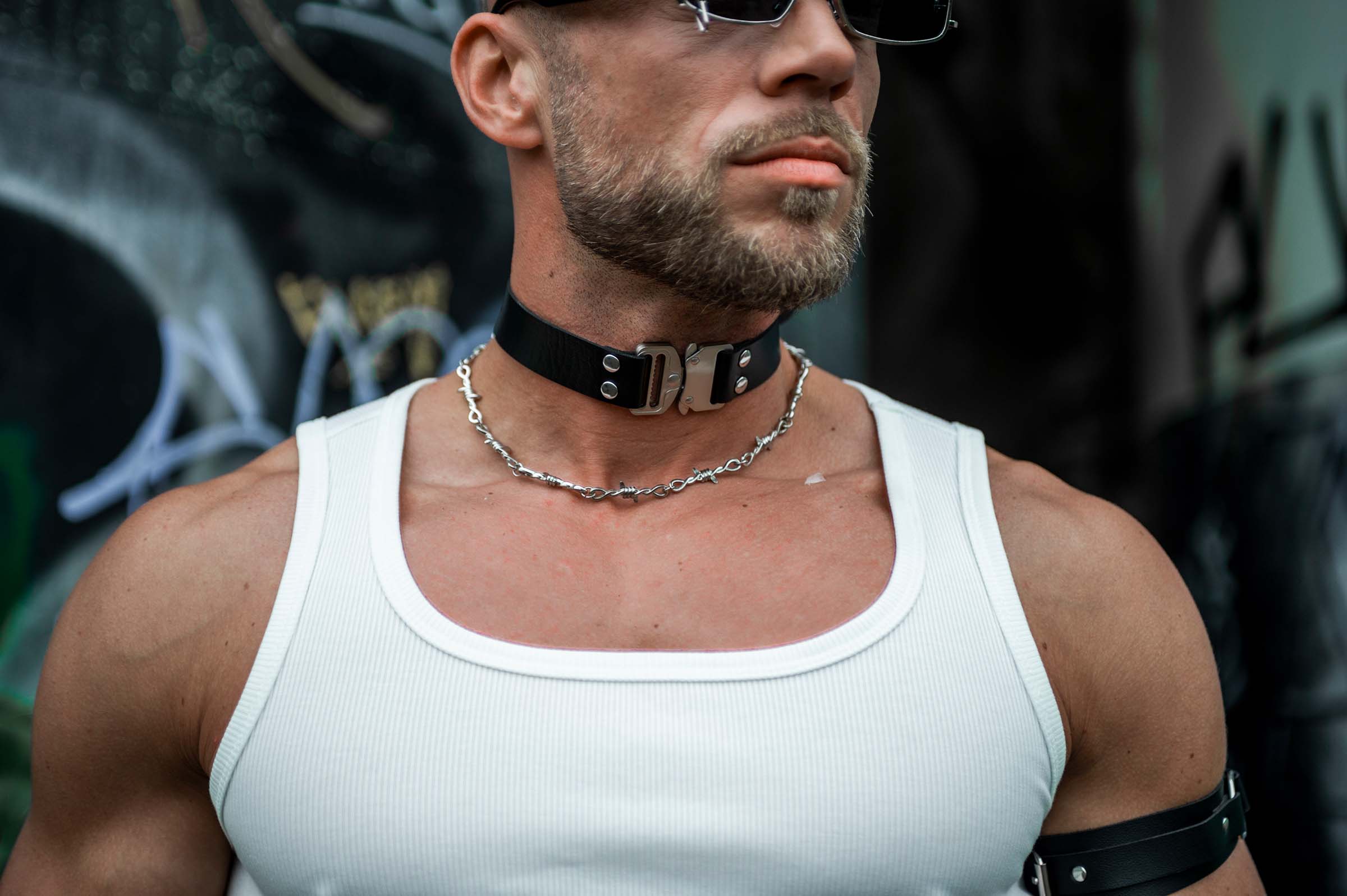 Choker 'Tech' van RARE RAVERS. Zwart PU-leer met zilveren details. Model