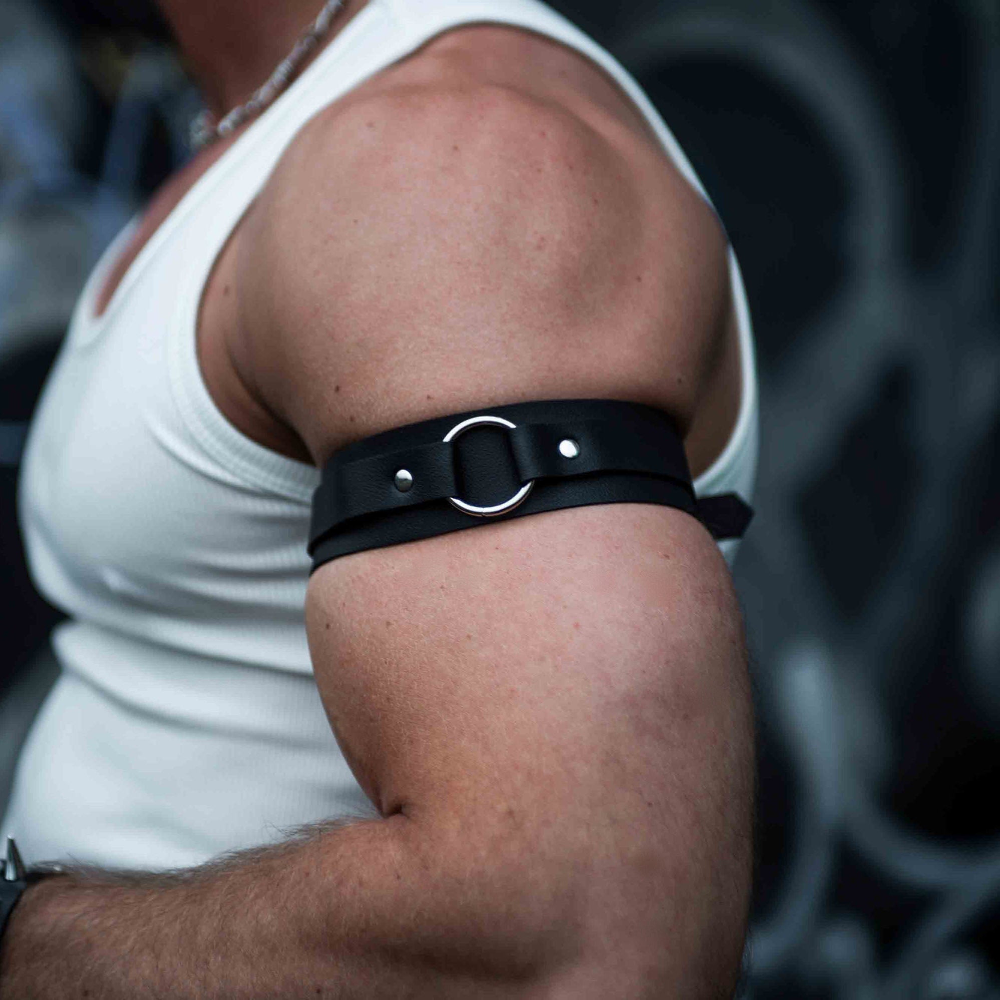 rave armband PU-leer met zilveren details op model