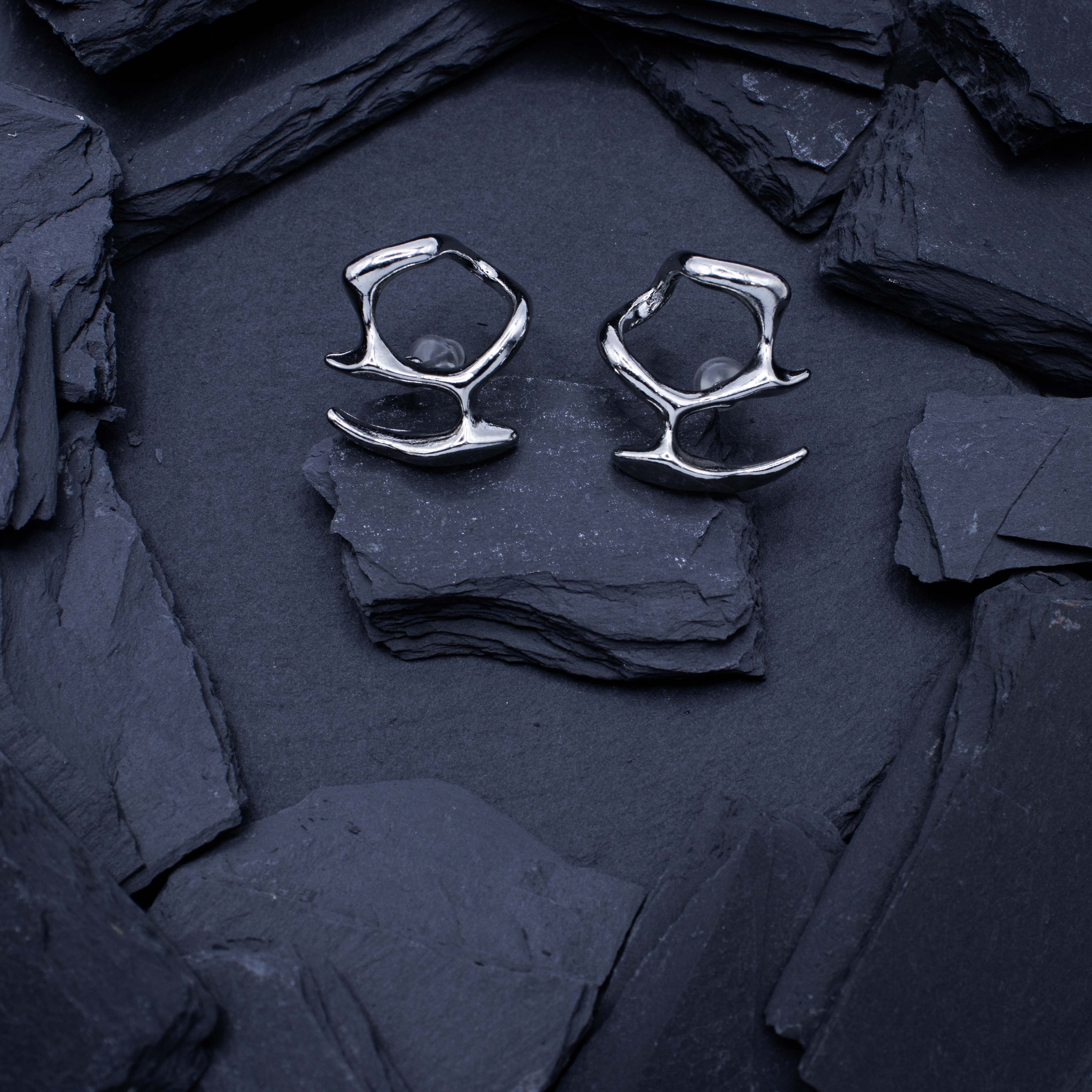 Zilveren 'Y2K' rave oorbellen van RARE RAVERS, lichte piercing oorbellen voor festivals