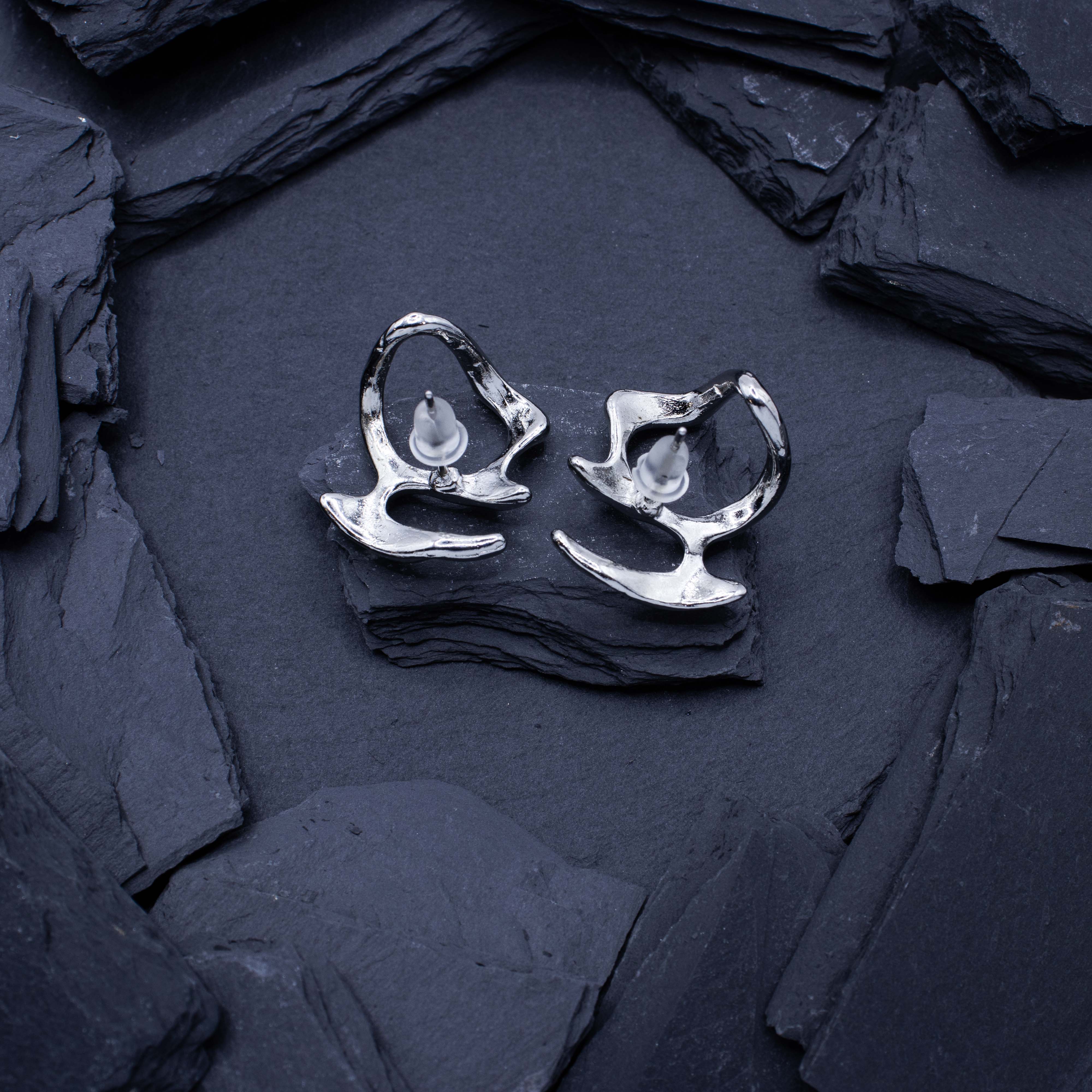 Zilveren 'Y2K' rave oorbellen van RARE RAVERS, lichte piercing oorbellen voor festivals. Achterzijde