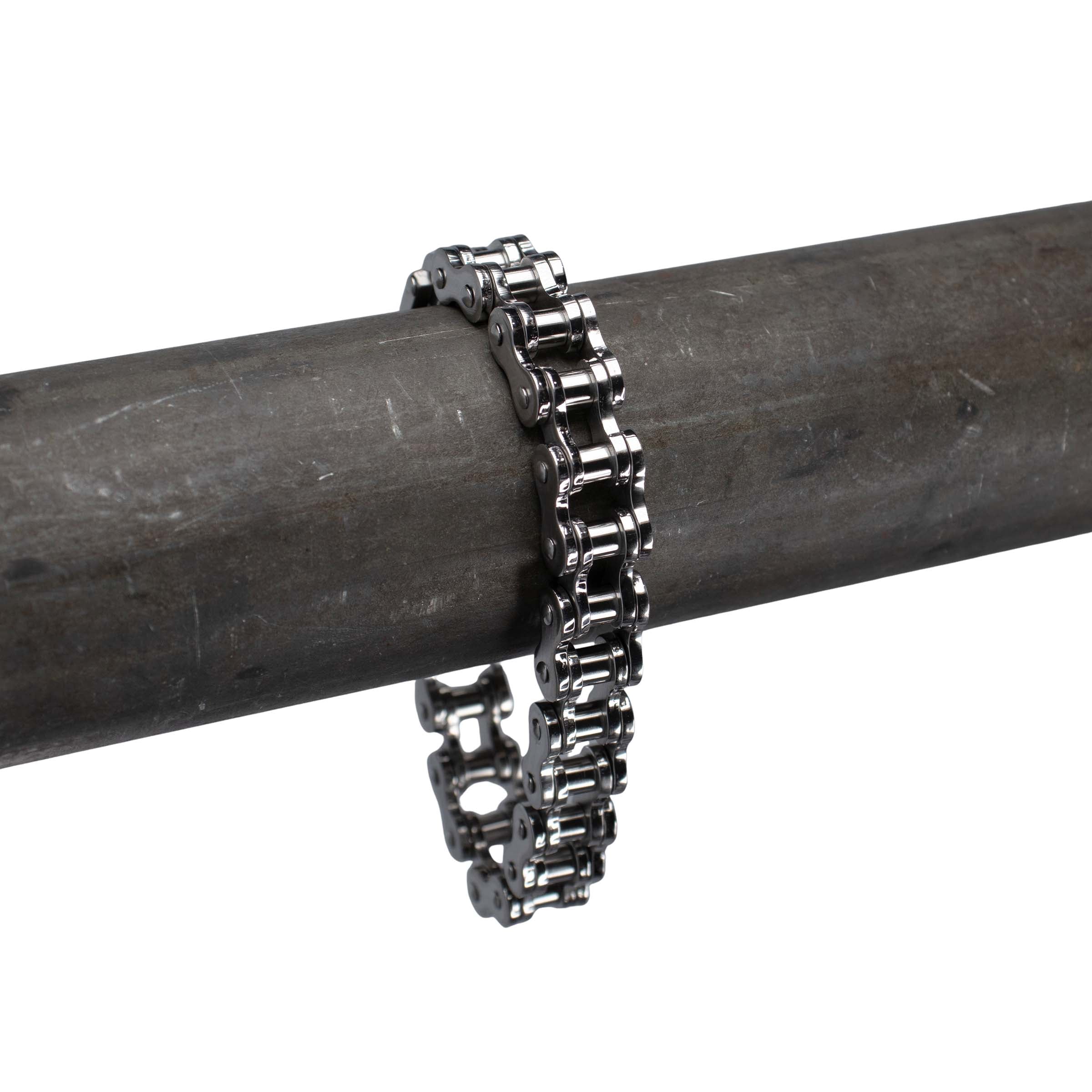 Close up voorzijde van rave armband 'biker'. RVS fietsketting armband