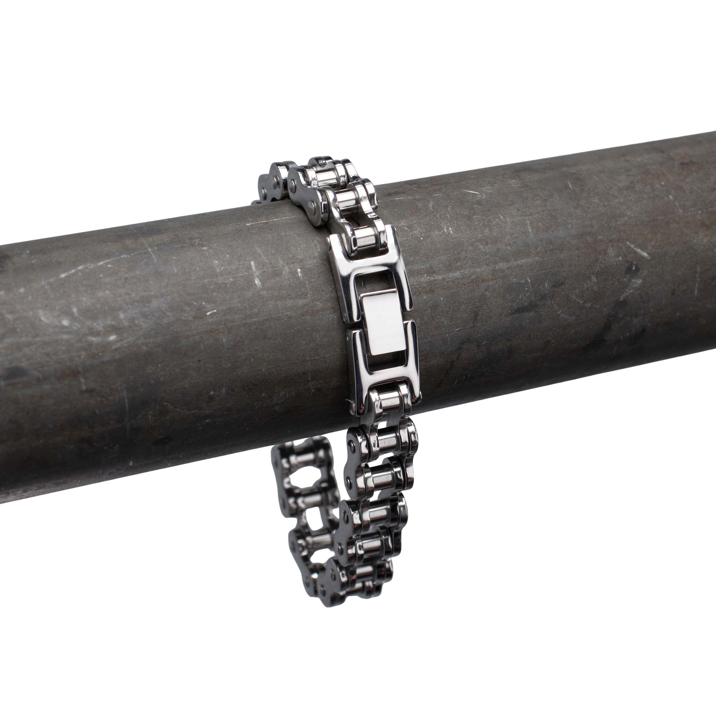 Close up achterzijde met sluiting van rave armband 'biker'. RVS fietsketting model