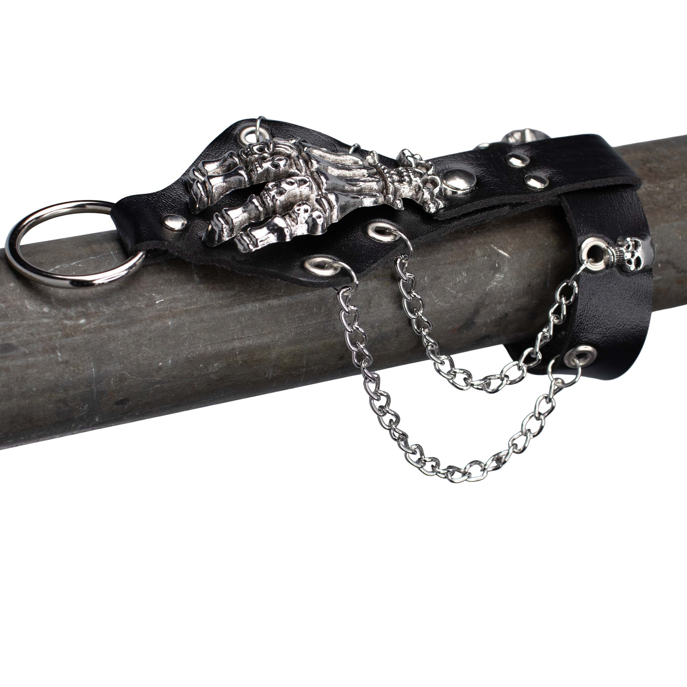 Close up bovenzijde van rave armband 'bone hand'. een leren armband met een skelethand bovenop en ijzeren kettingen.