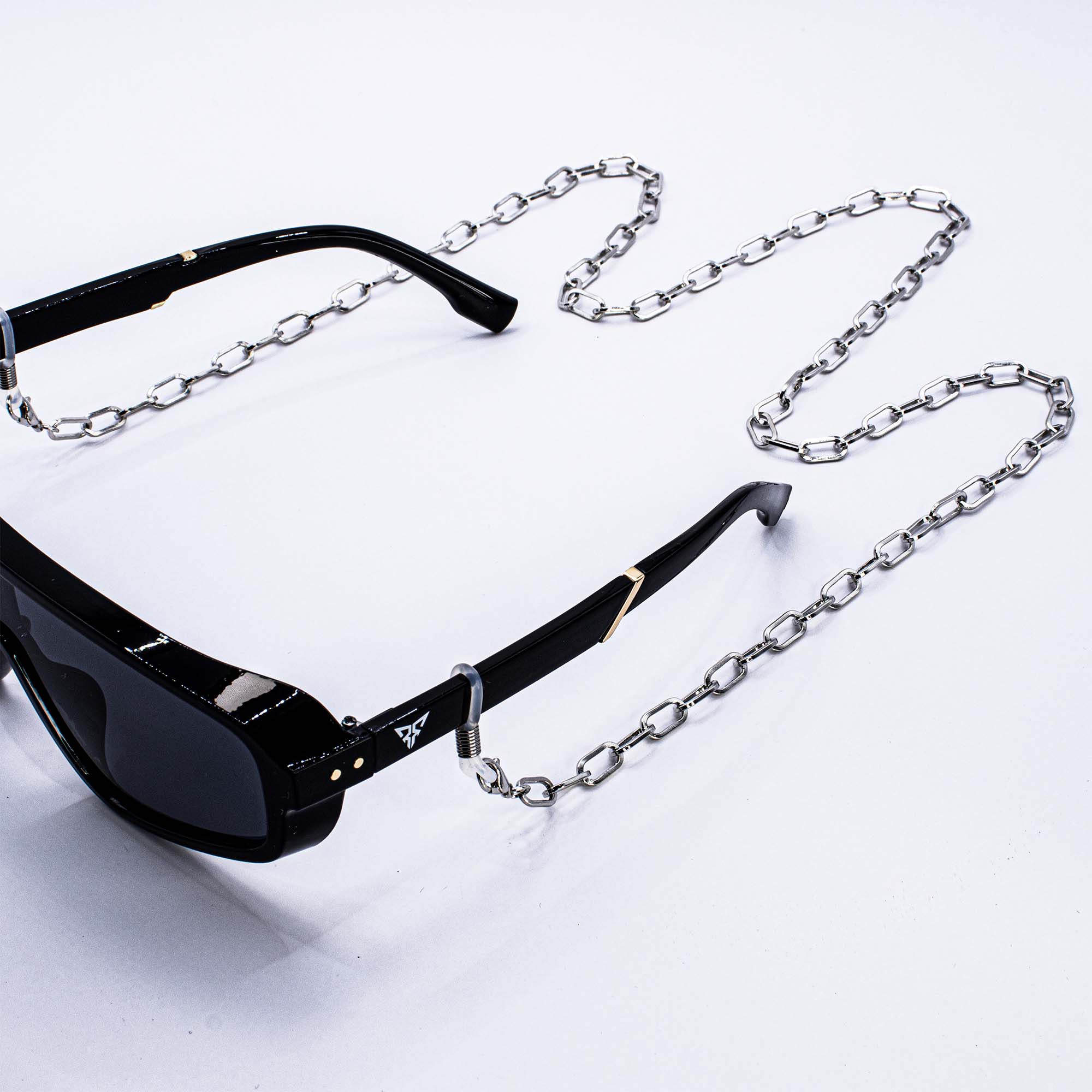 brillenketting paperclip zilver aan zwarte rave bril