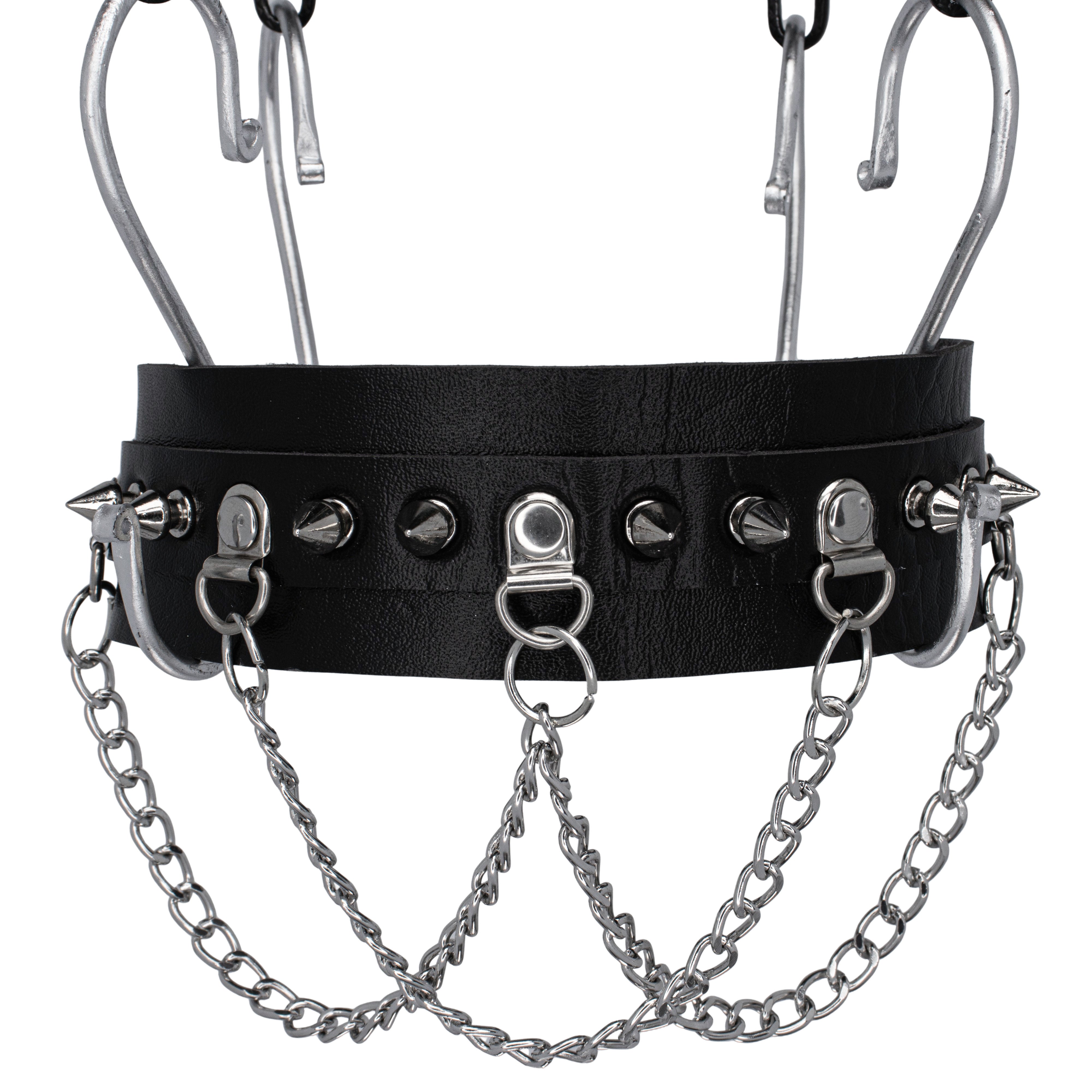 Zwarte choker van PU-leer met zilveren ketting en studs. Voorkant