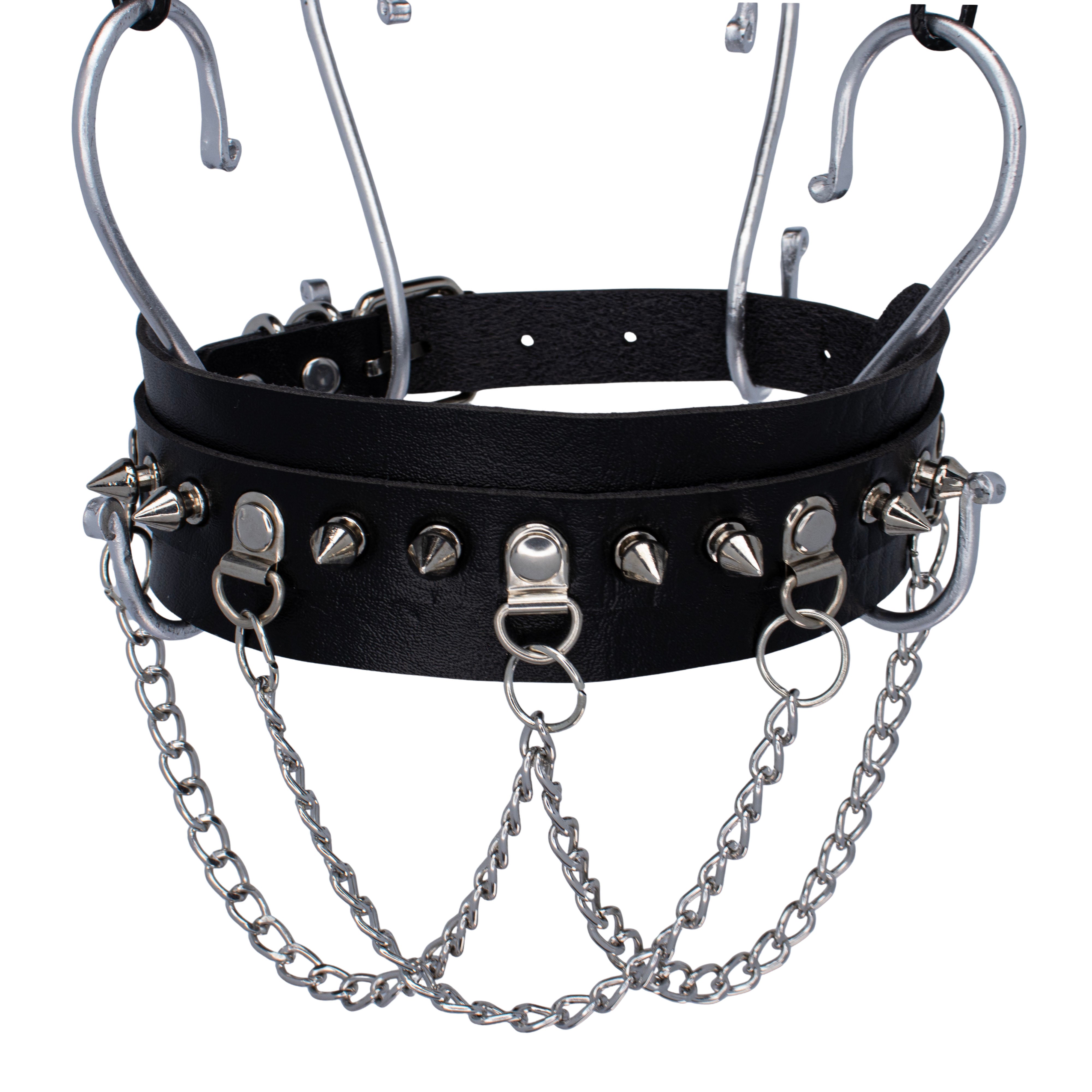 Zwarte choker van PU-leer met zilveren ketting en studs. Schuin boven
