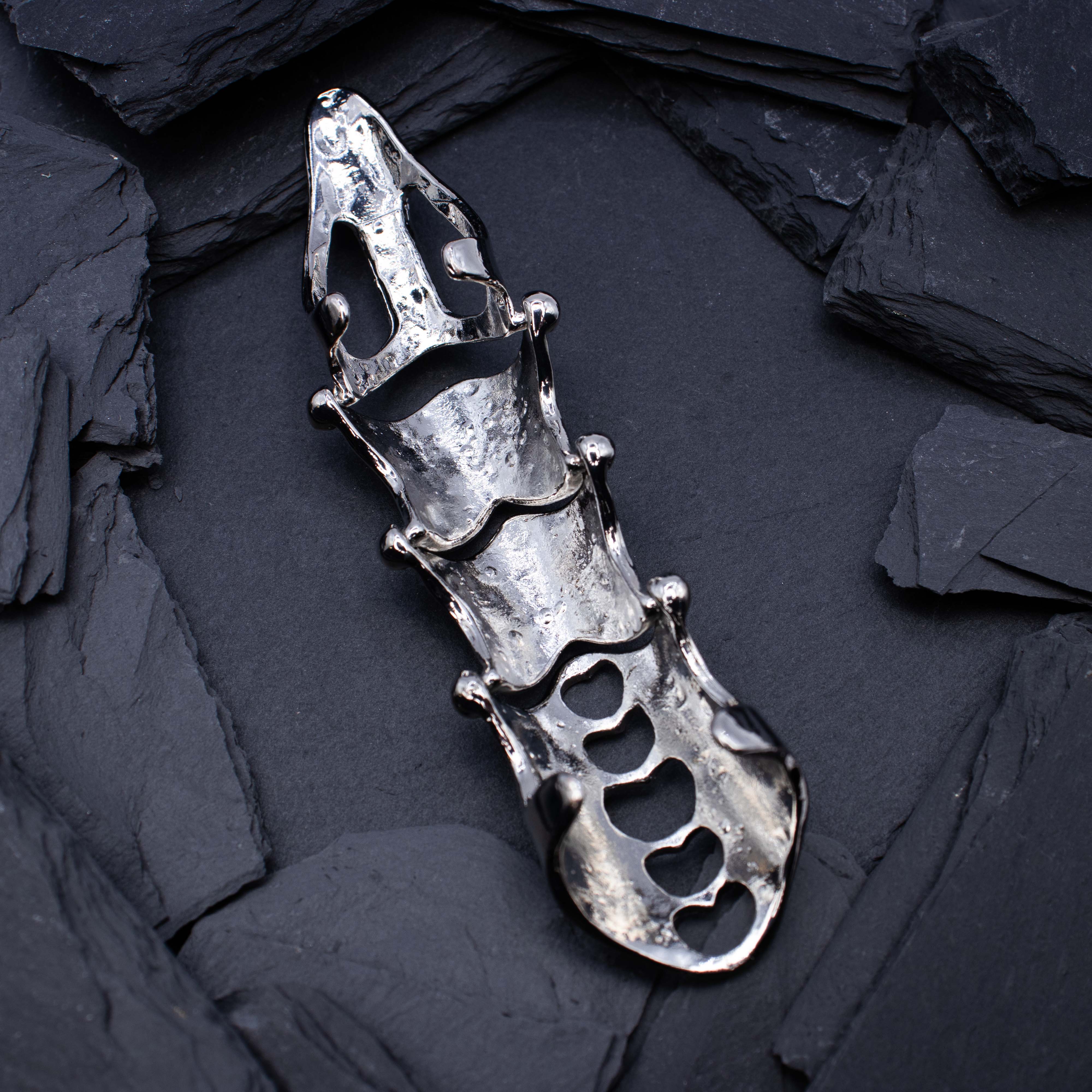 Zilveren 'Claw' rave ring van RARE RAVERS. Onderzijde