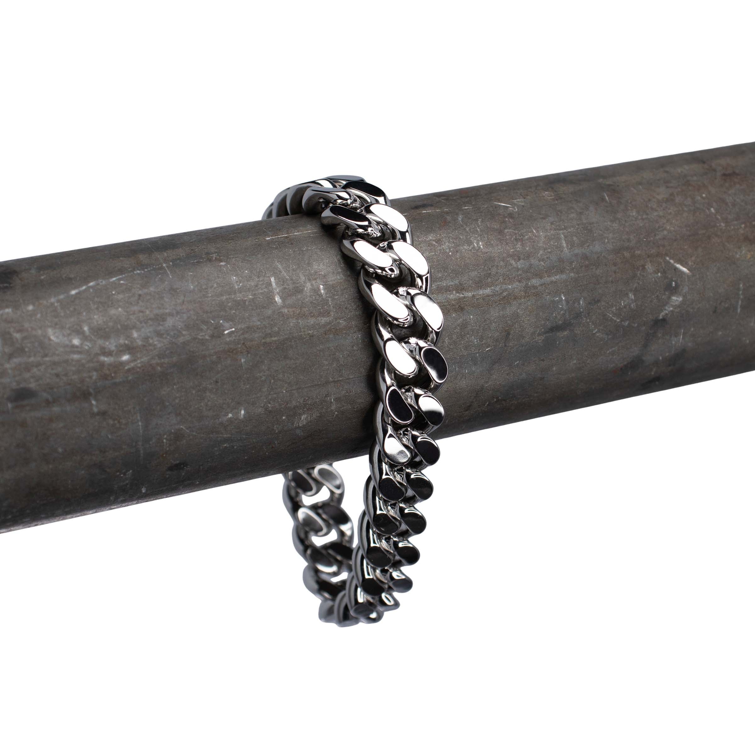 Close up van zilveren rave armband met Cubaanse schakel. achterkant