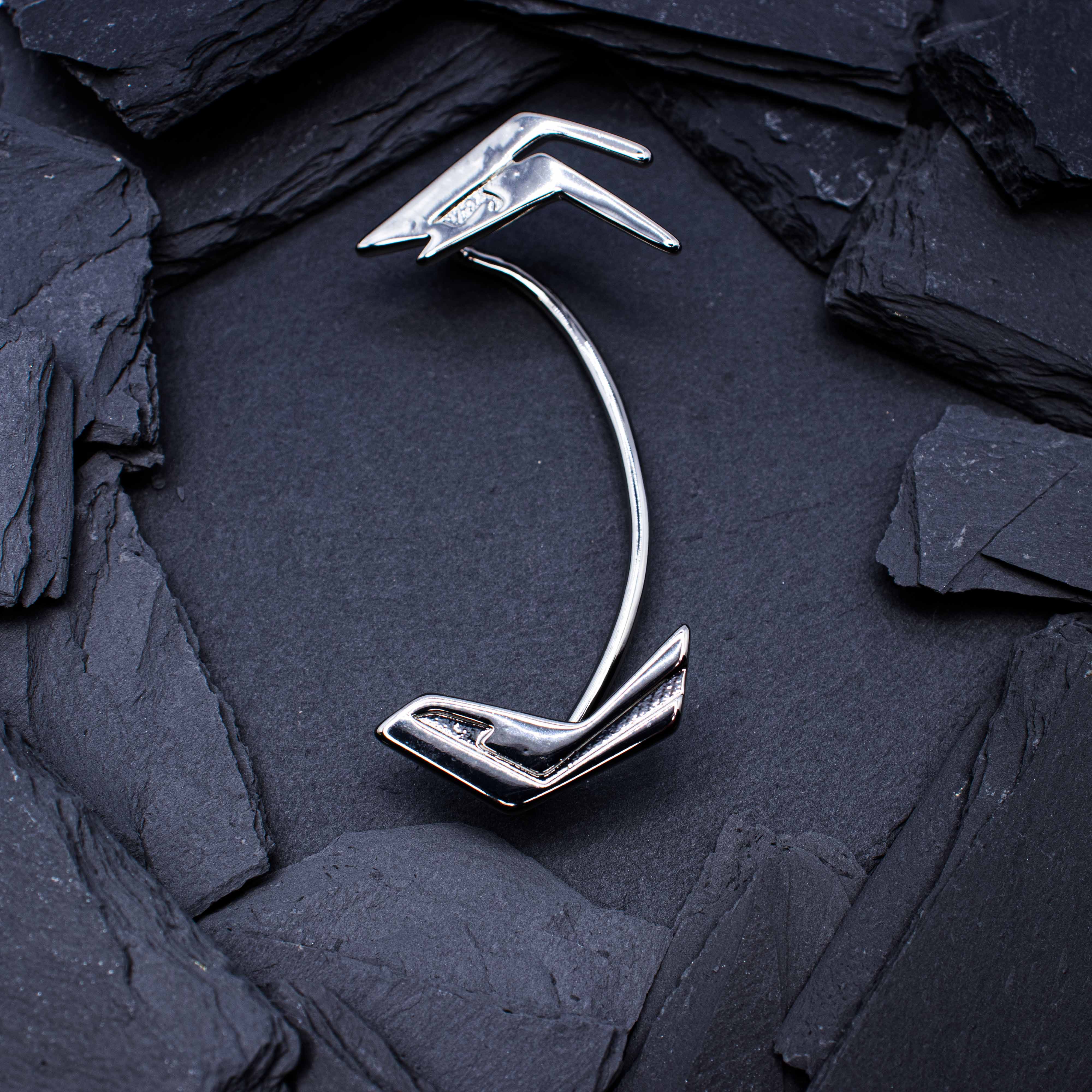 Zilveren 'Cyber' rave oorbel van RARE RAVERS. Bovenzijde