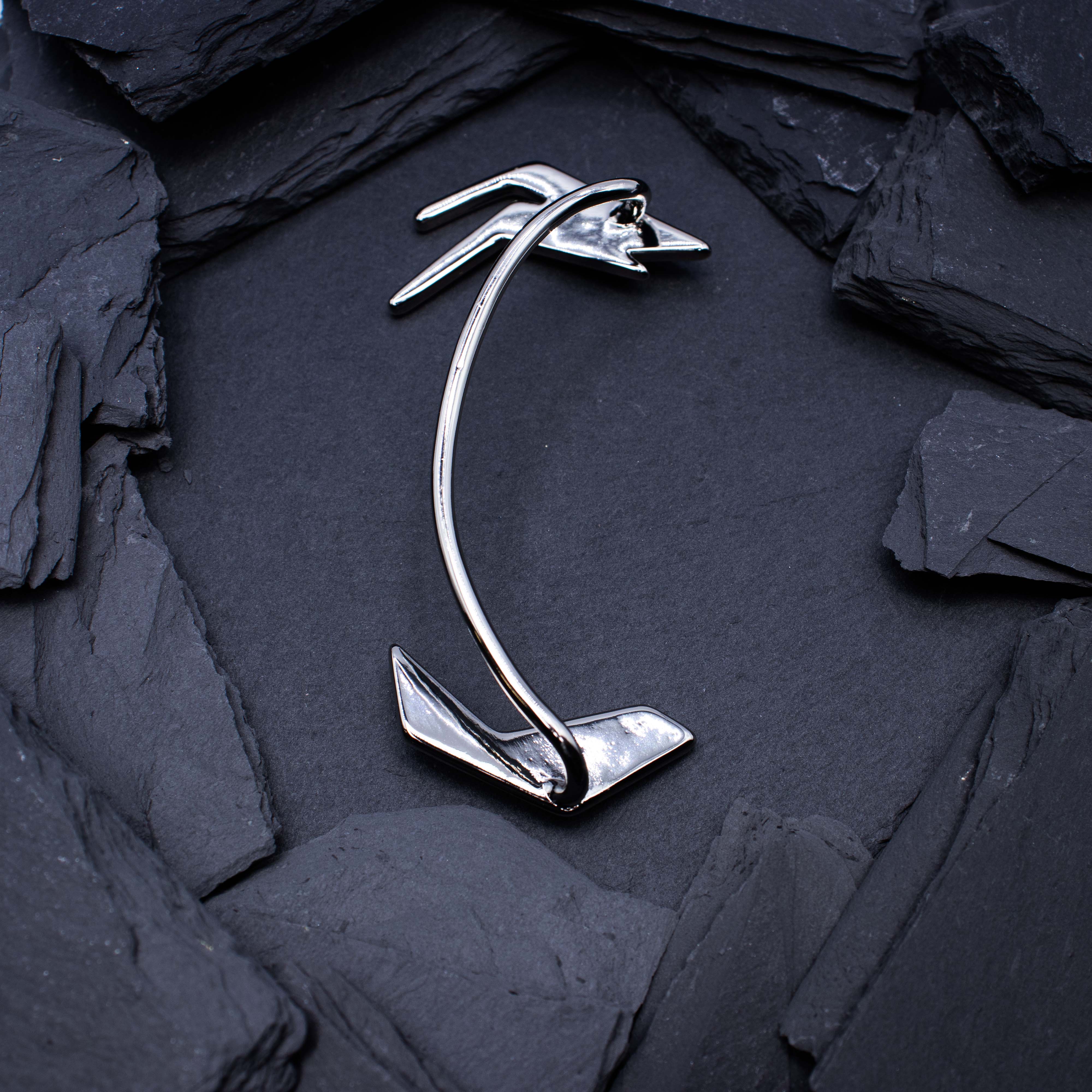 Zilveren 'Cyber' rave oorbel van RARE RAVERS. achterzijde