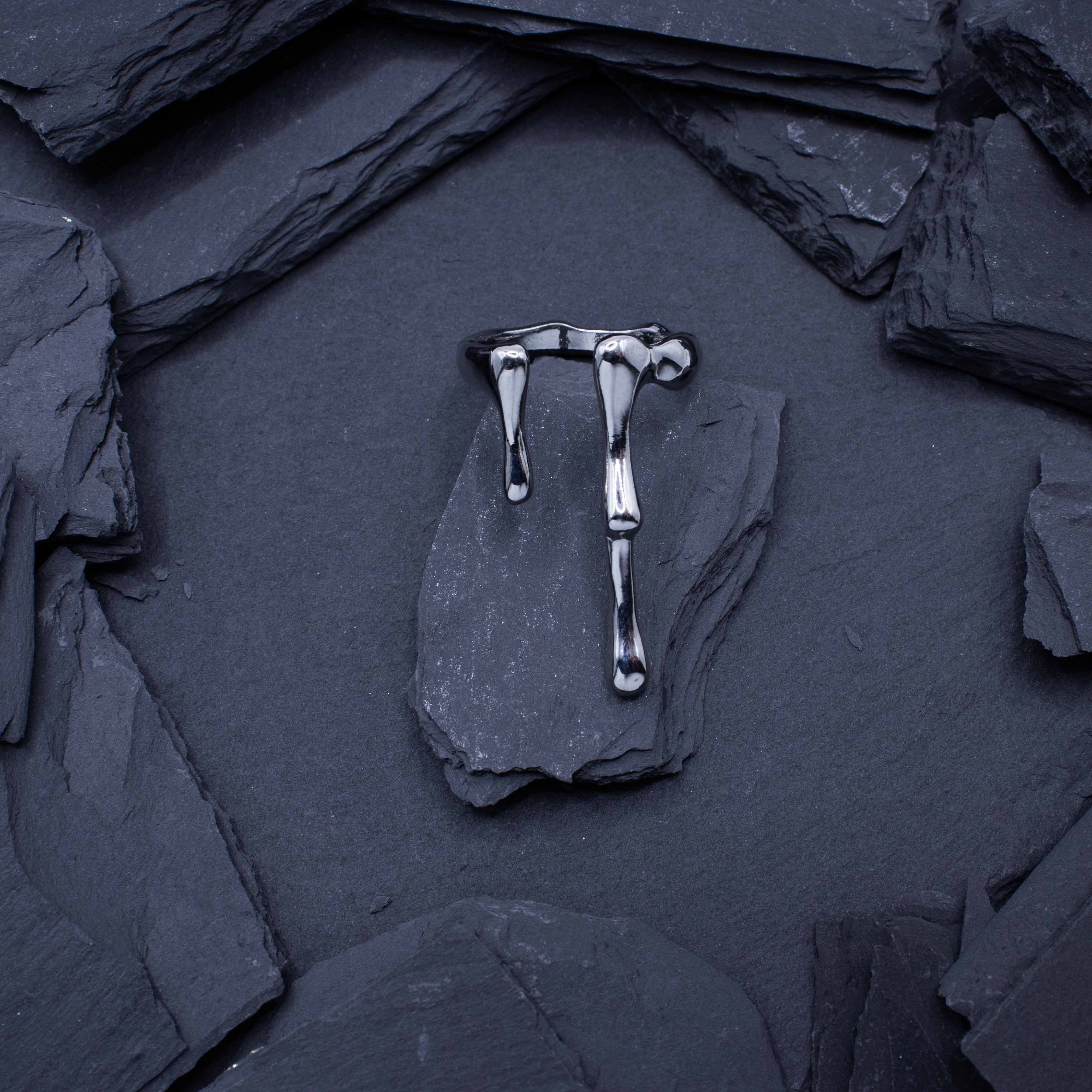 Zilveren 'Drop' rave ring van RARE RAVERS. Bovenzijde