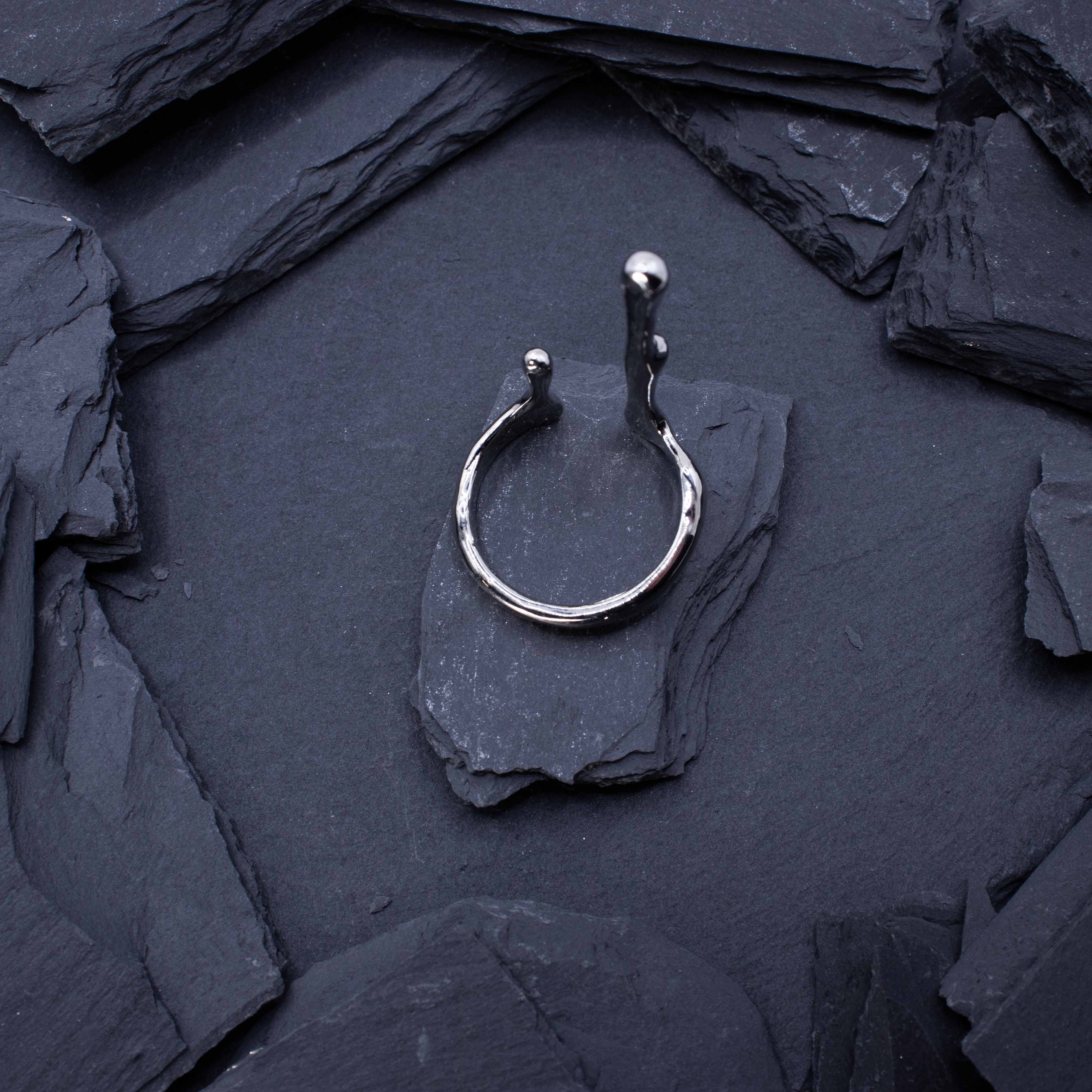 Zilveren 'Drop' rave ring van RARE RAVERS. Onderzijde