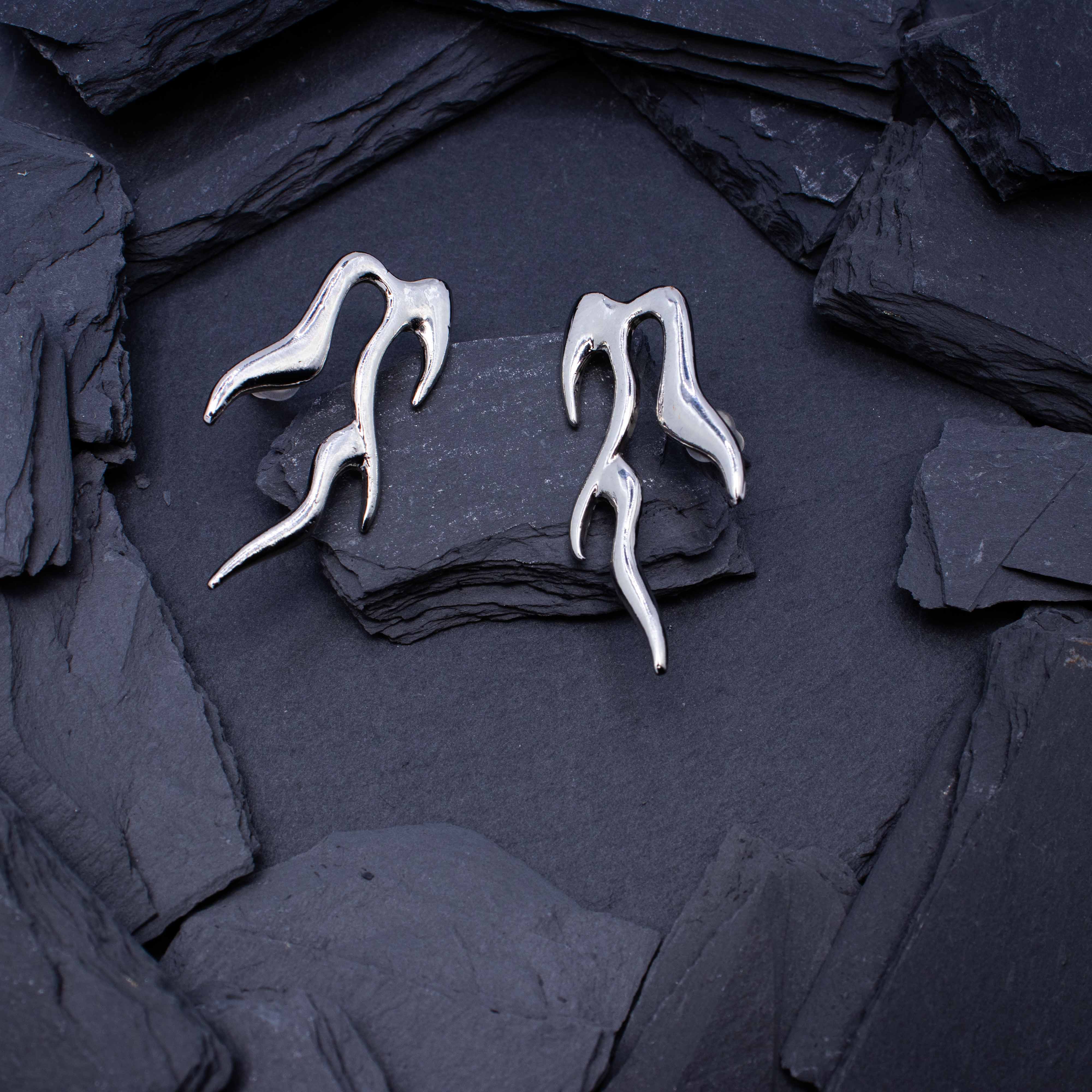 Zilveren 'Fire' rave oorbellen van RARE RAVERS, lichte piercing oorbellen voor festivals