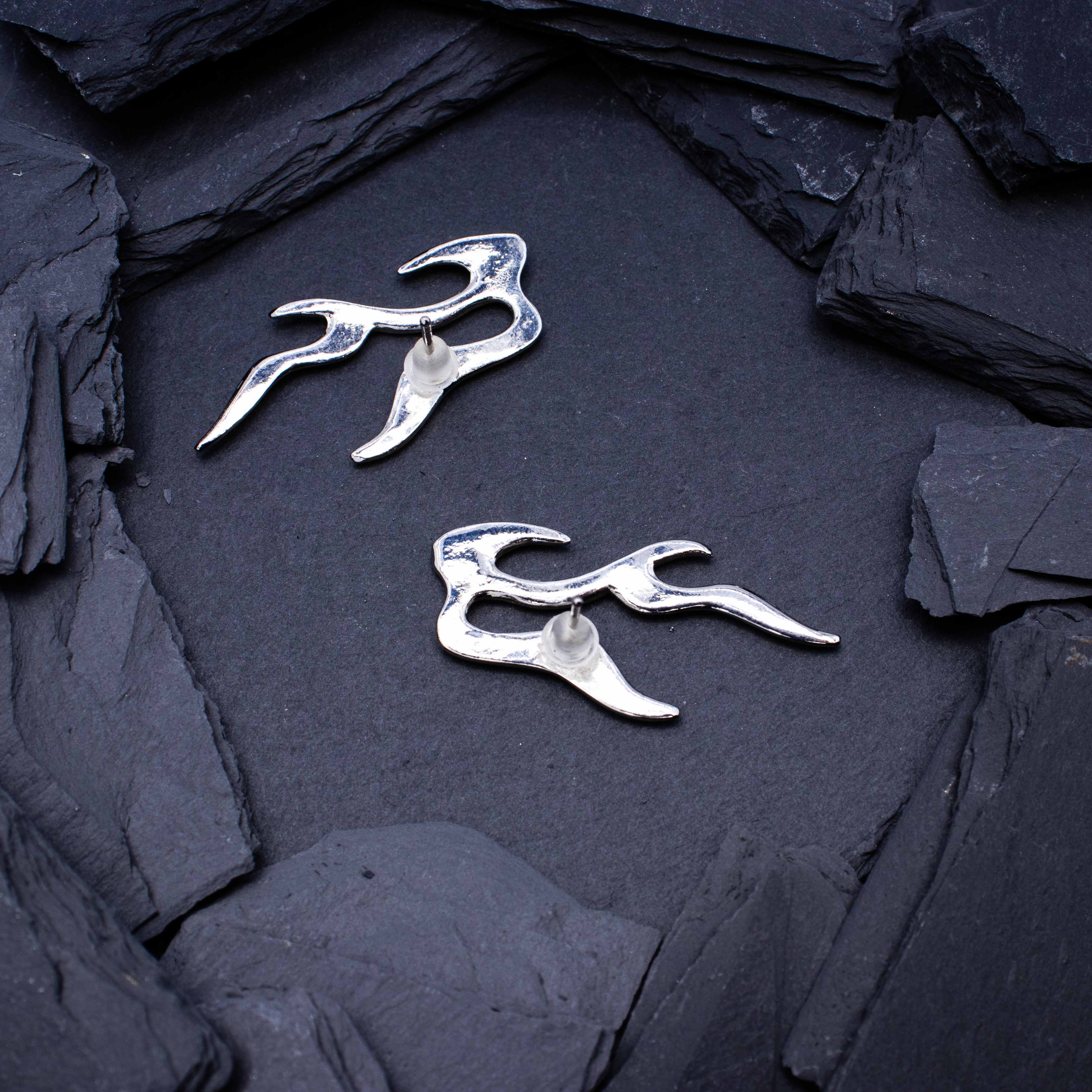 Zilveren 'Fire' rave oorbellen van RARE RAVERS, lichte piercing oorbellen voor festivals achterzijde