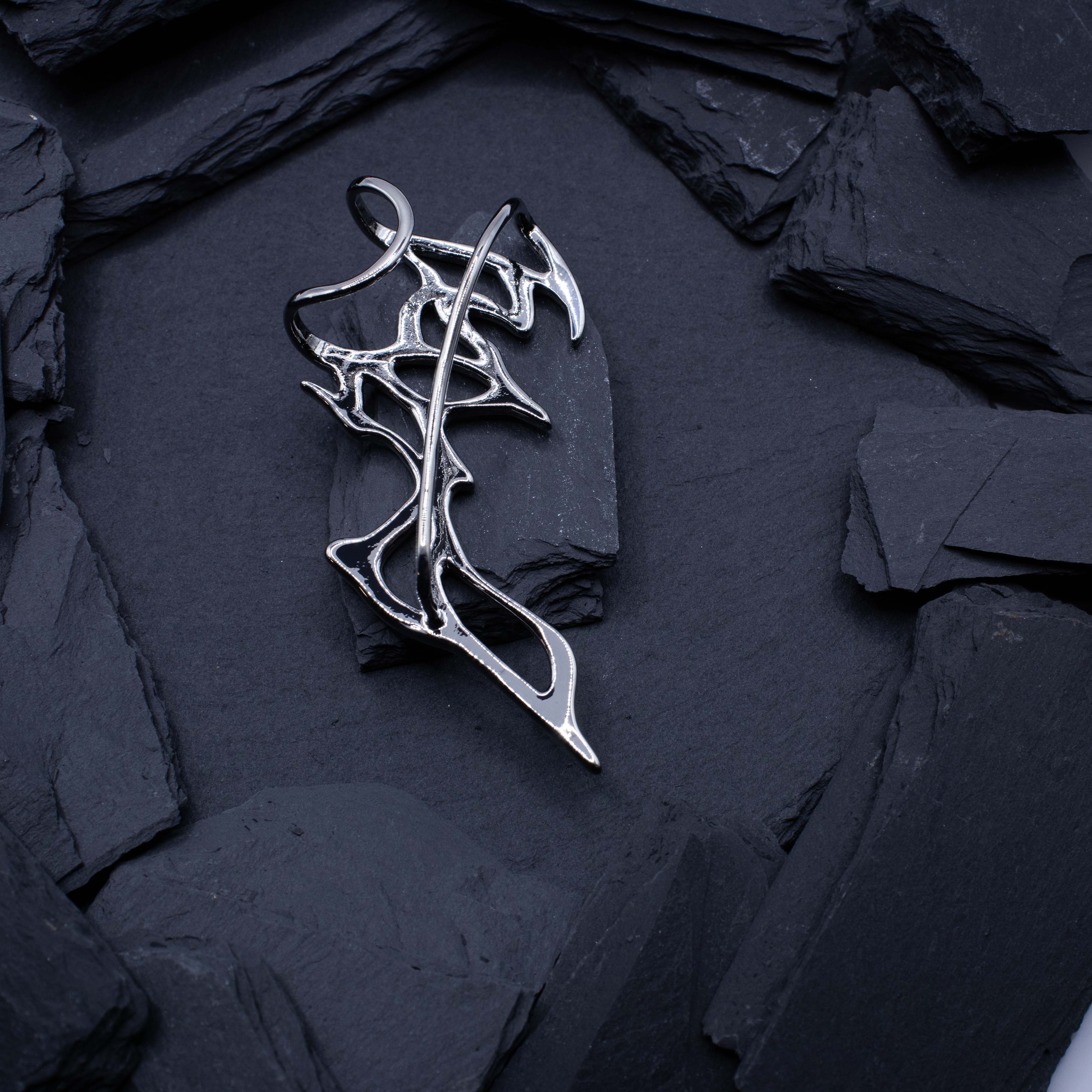 Zilveren 'Flame' klikoorbel van RARE RAVERS. Achterzijde