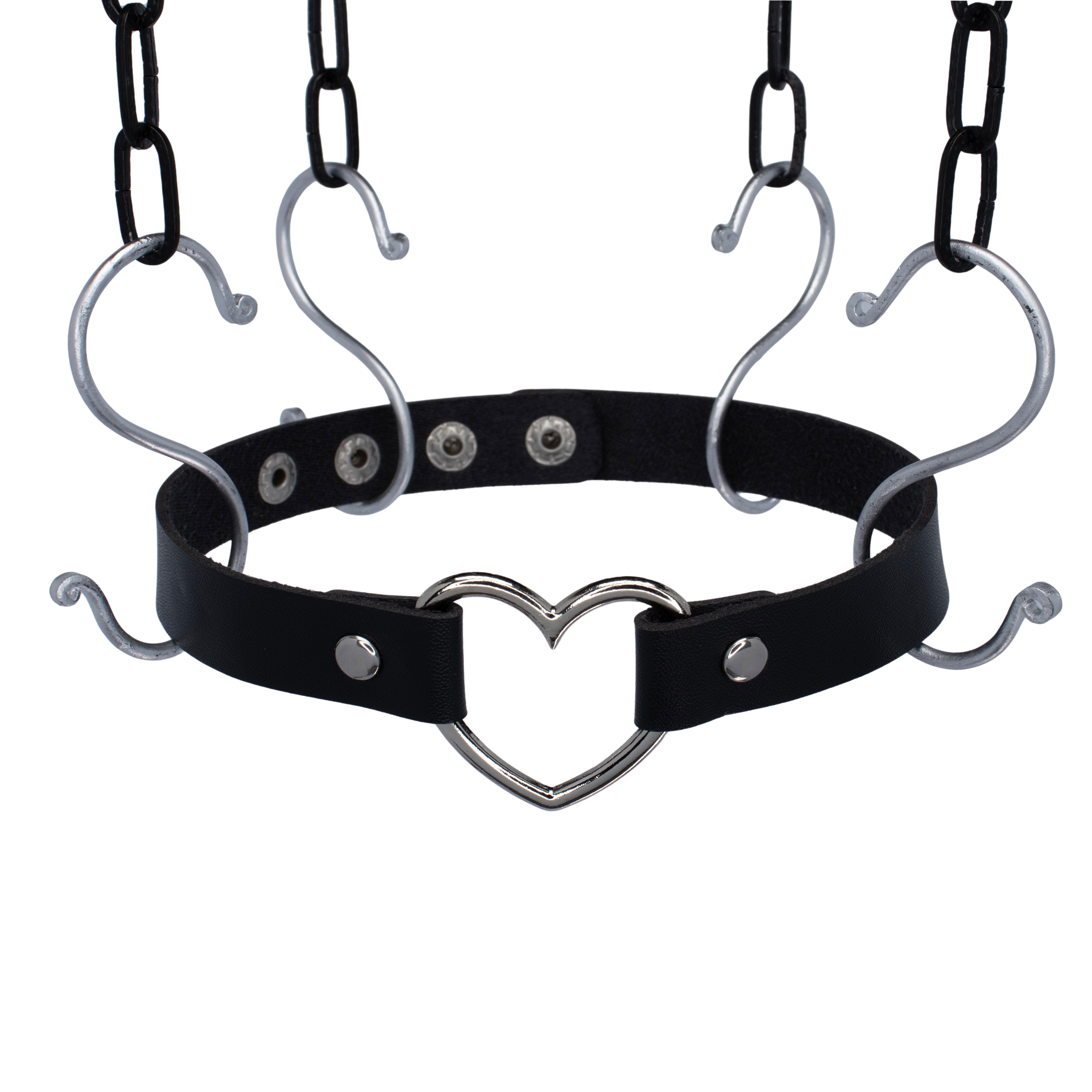 Zwarte PU-leren choker met zilveren hartdetail. Schuin van boven