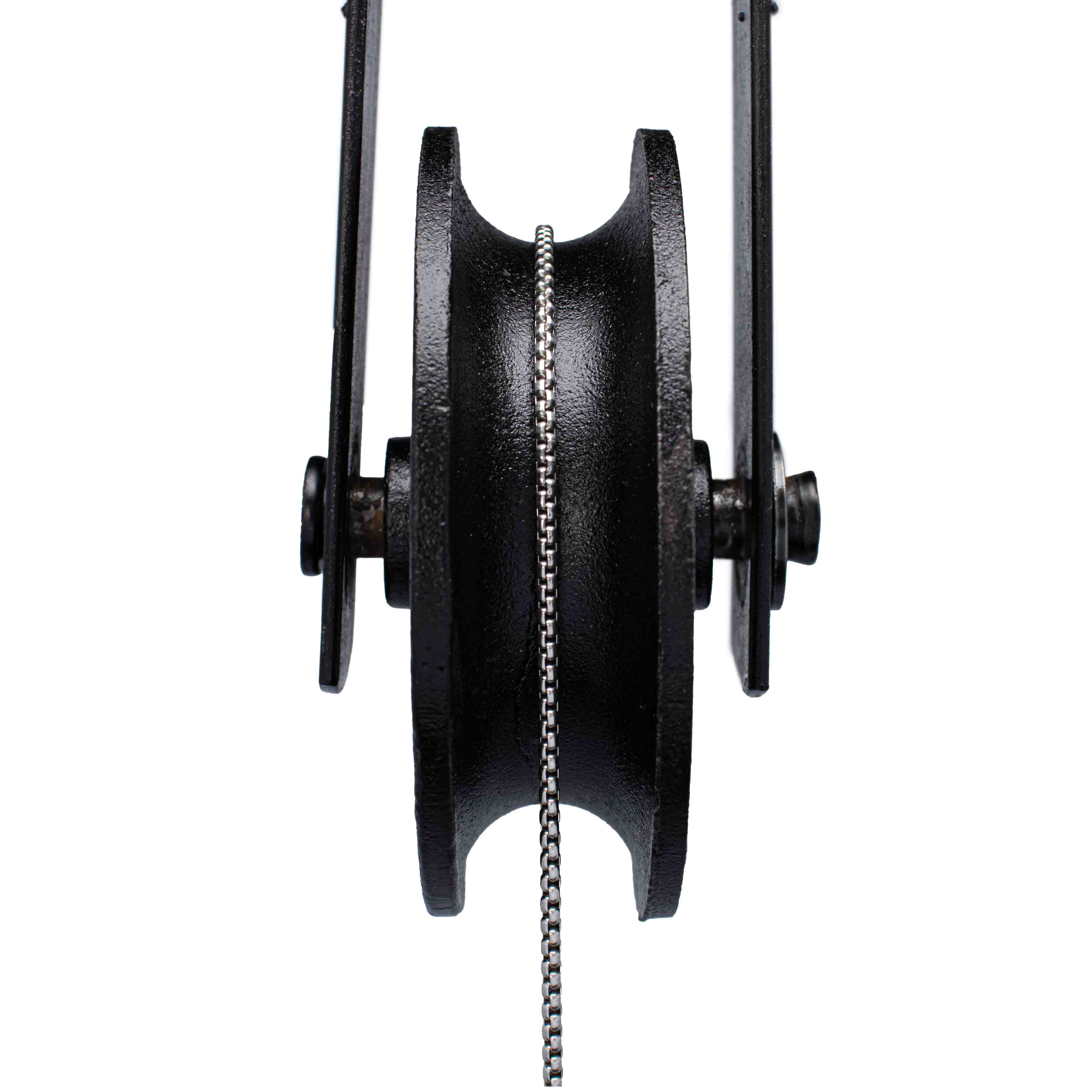 Zilveren rave ketting kruis close up