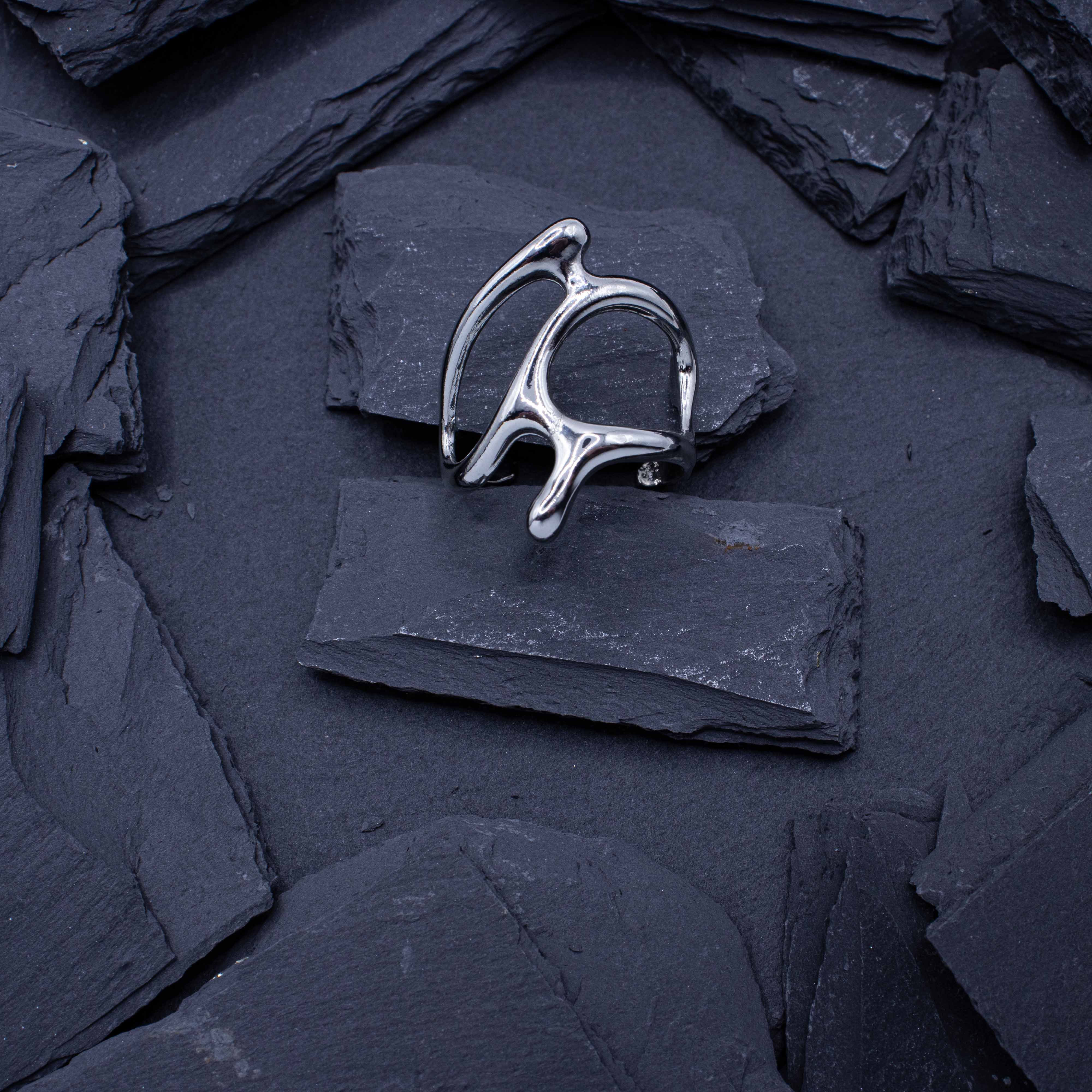 Zilveren 'Lava' rave ring van RARE RAVERS, verstelbaar. Voor festivals en techno raves.
Gezien van bovenzijde