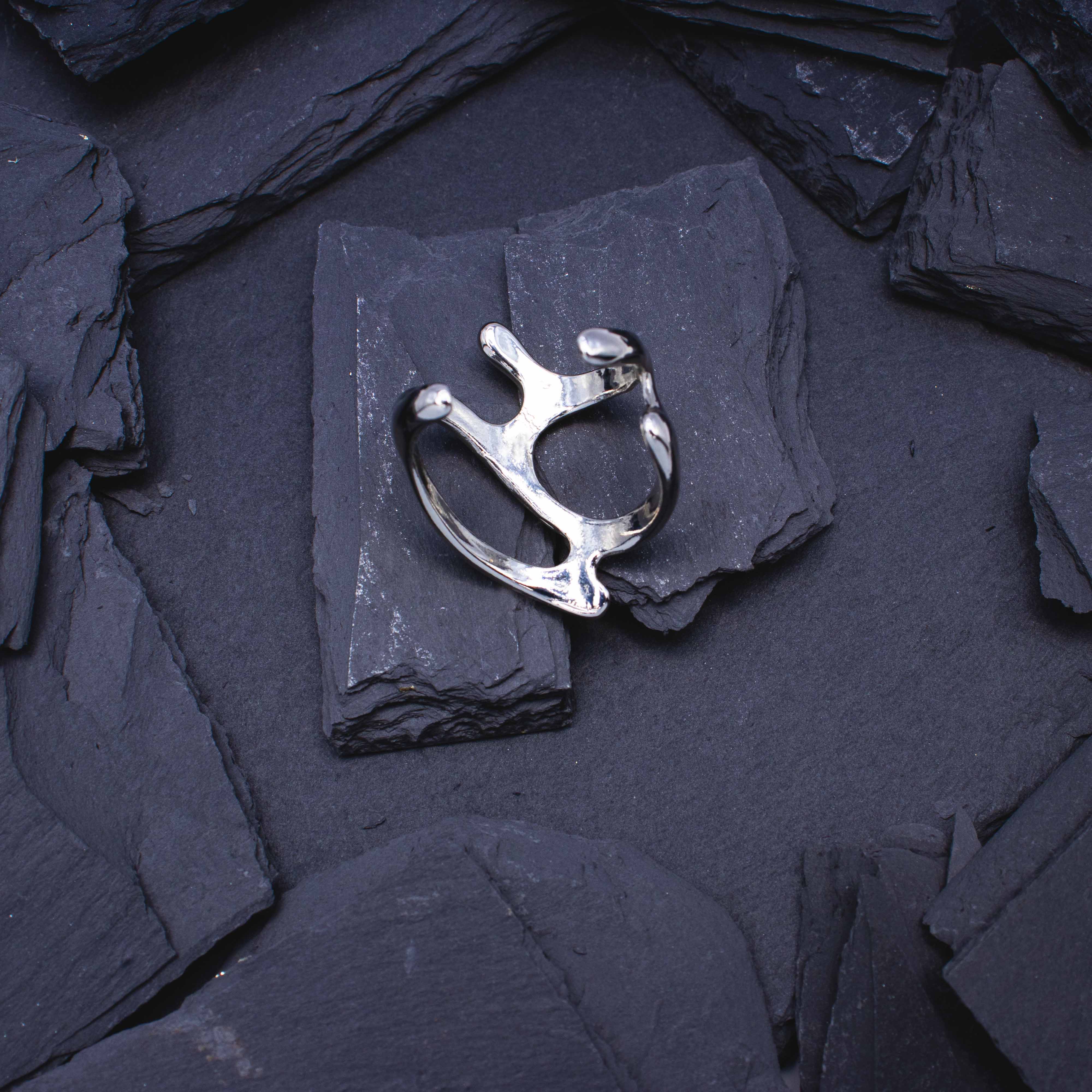 Zilveren 'Lava' rave ring van RARE RAVERS, verstelbaar. Voor festivals en techno raves.
Gezien van onderzijde