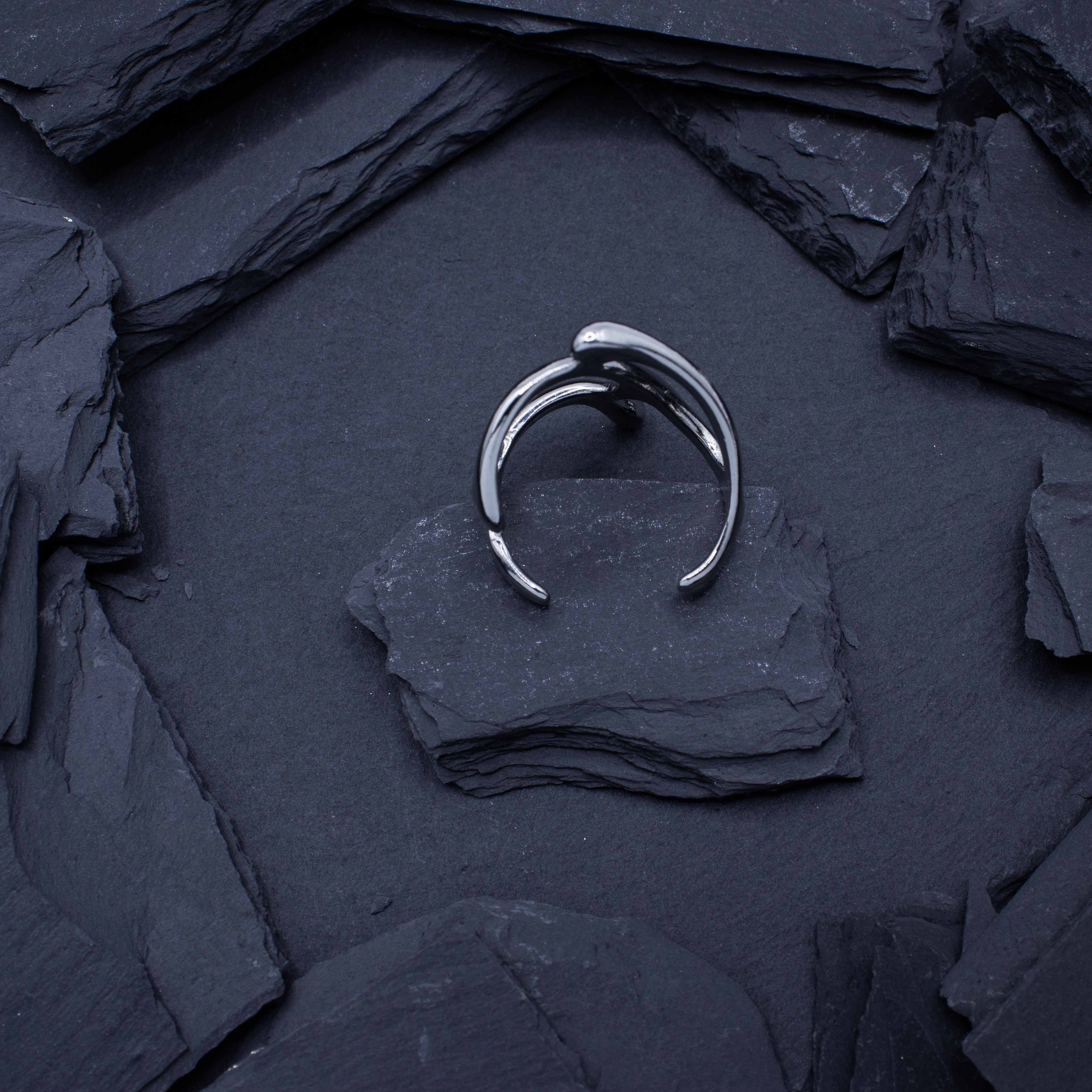 Zilveren 'Lava' rave ring van RARE RAVERS, verstelbaar. Voor festivals en techno raves.
Gezien van zijkant