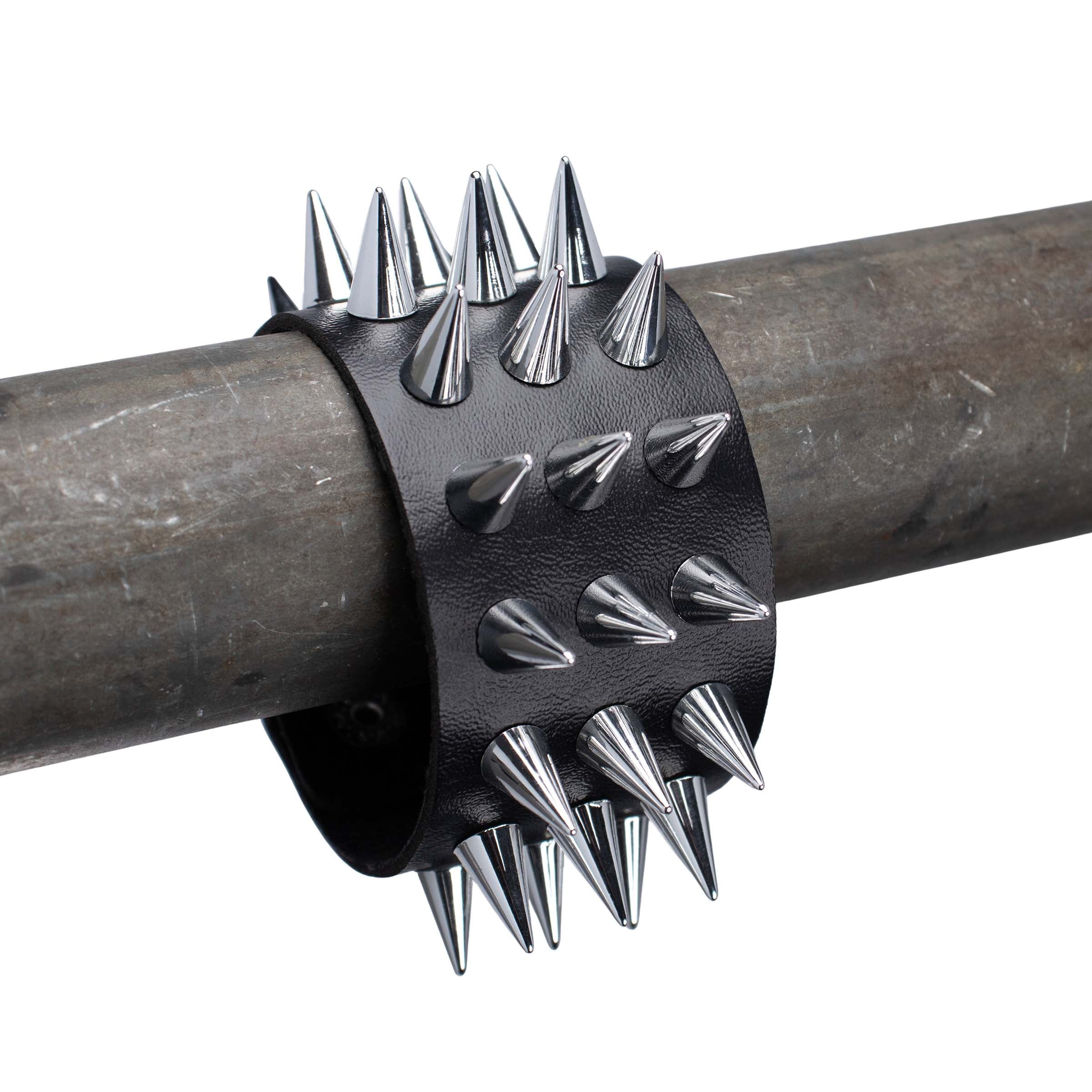 Close up van voorzijde van lederen rave armband 'leather spikes' met zilveren stekels.