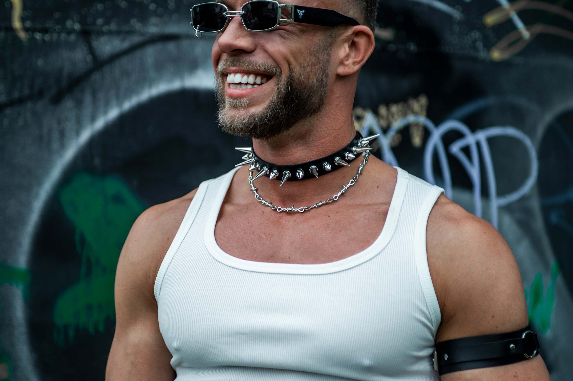 Model met rave choker van PU leer met zilveren spikes