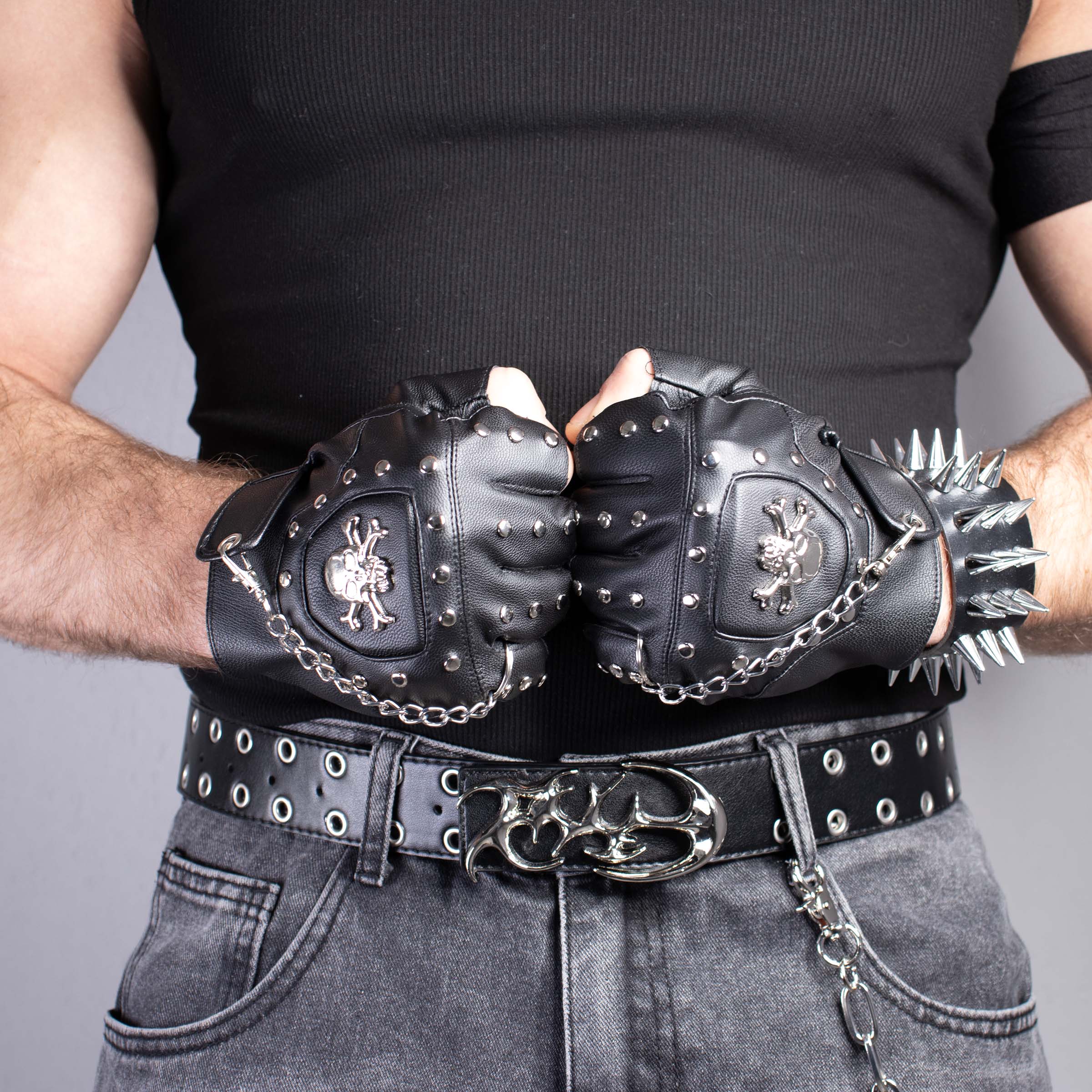 model met black skull vingerloze rave handschoenen.