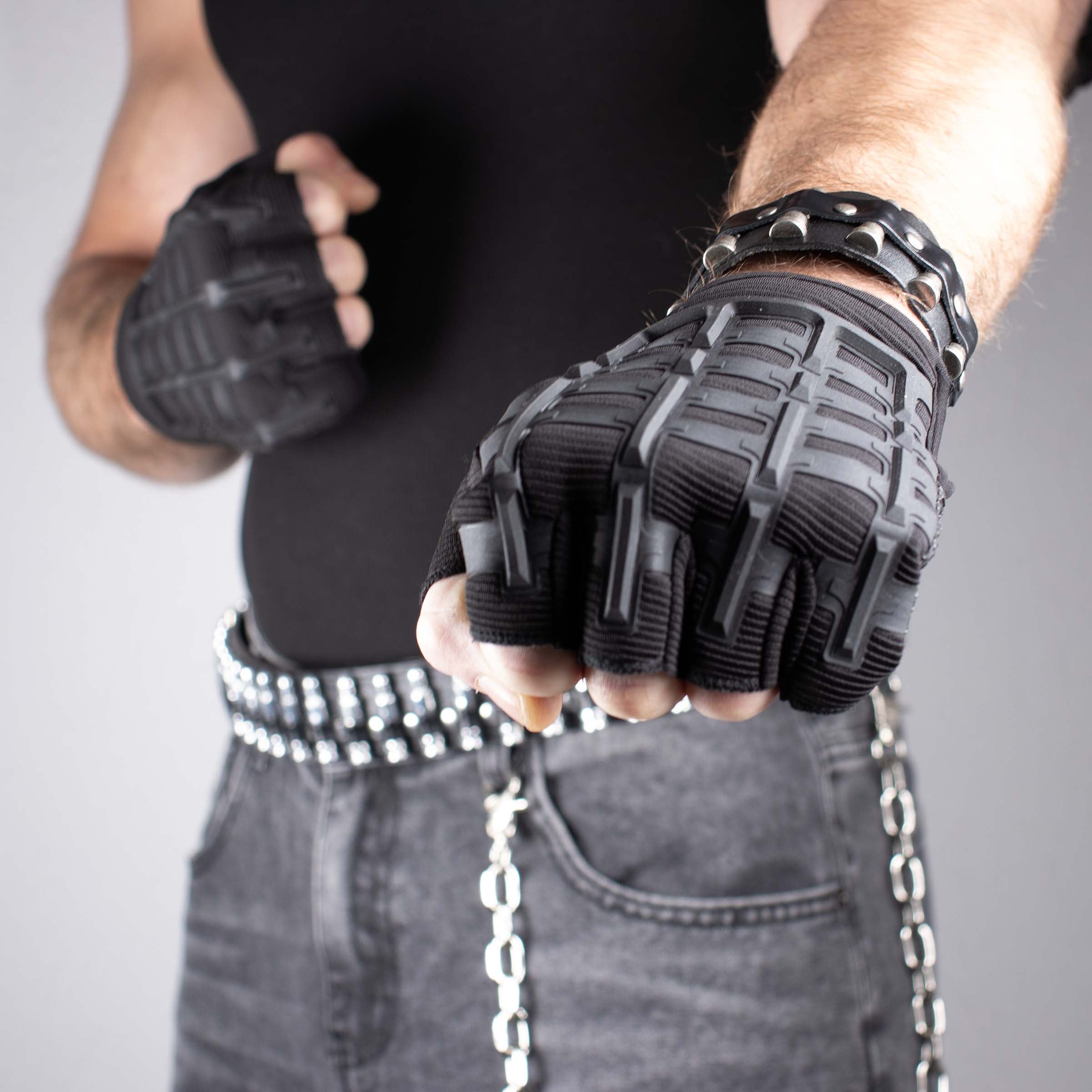 model met vingerloze rave handschoenen 'military' zwart vuist