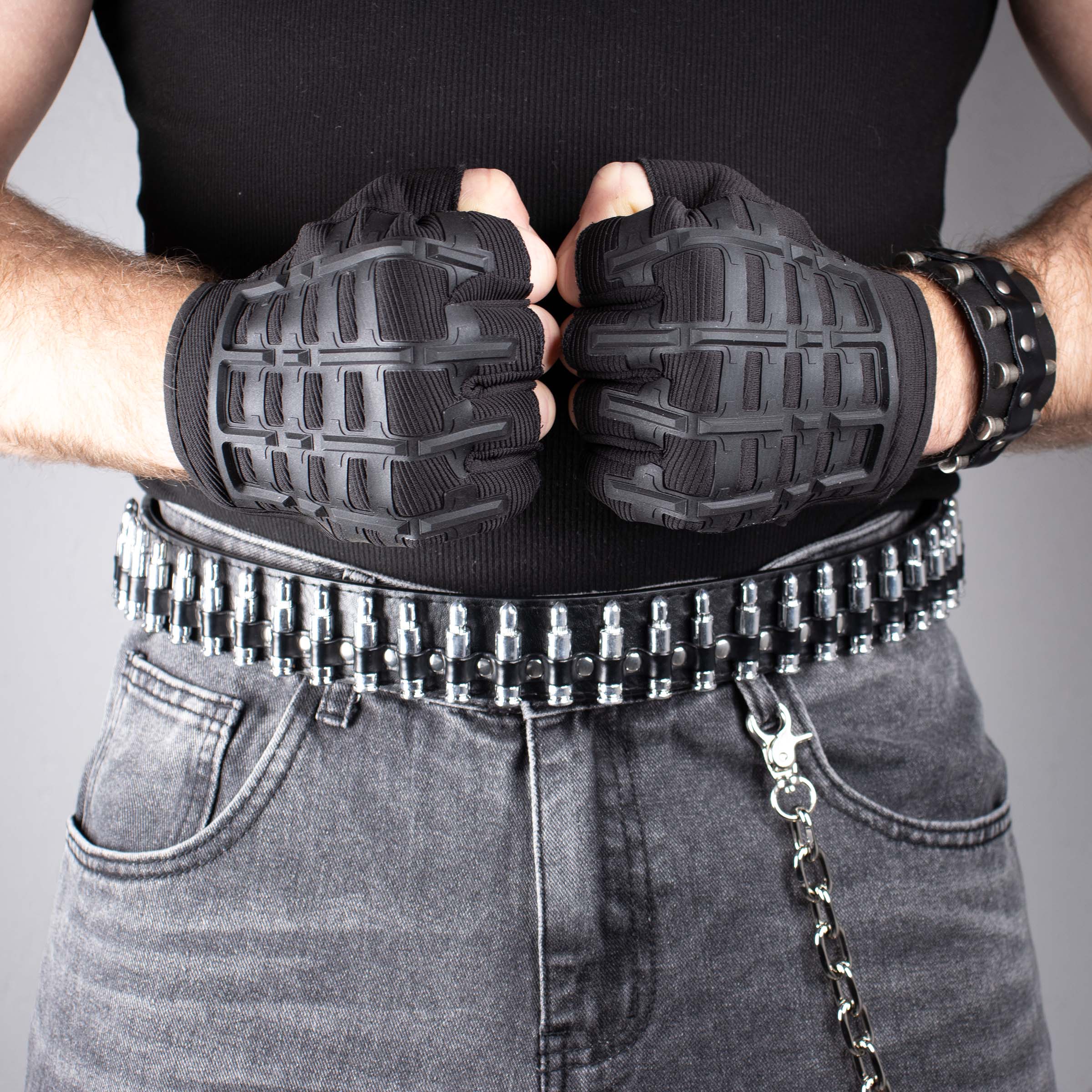 model met vingerloze rave handschoenen 'military' zwart vuisten