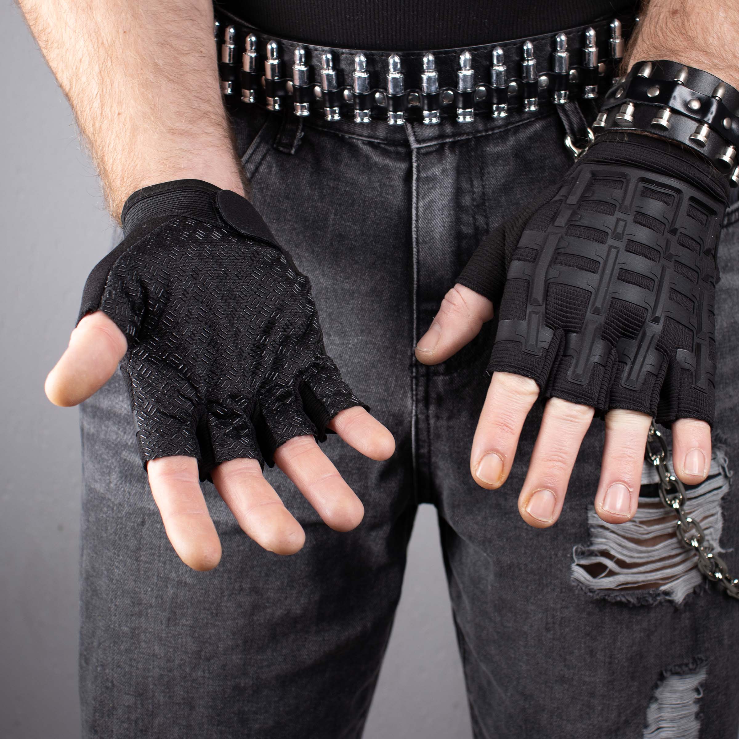 model met vingerloze rave handschoenen 'military' zwart binnenkant