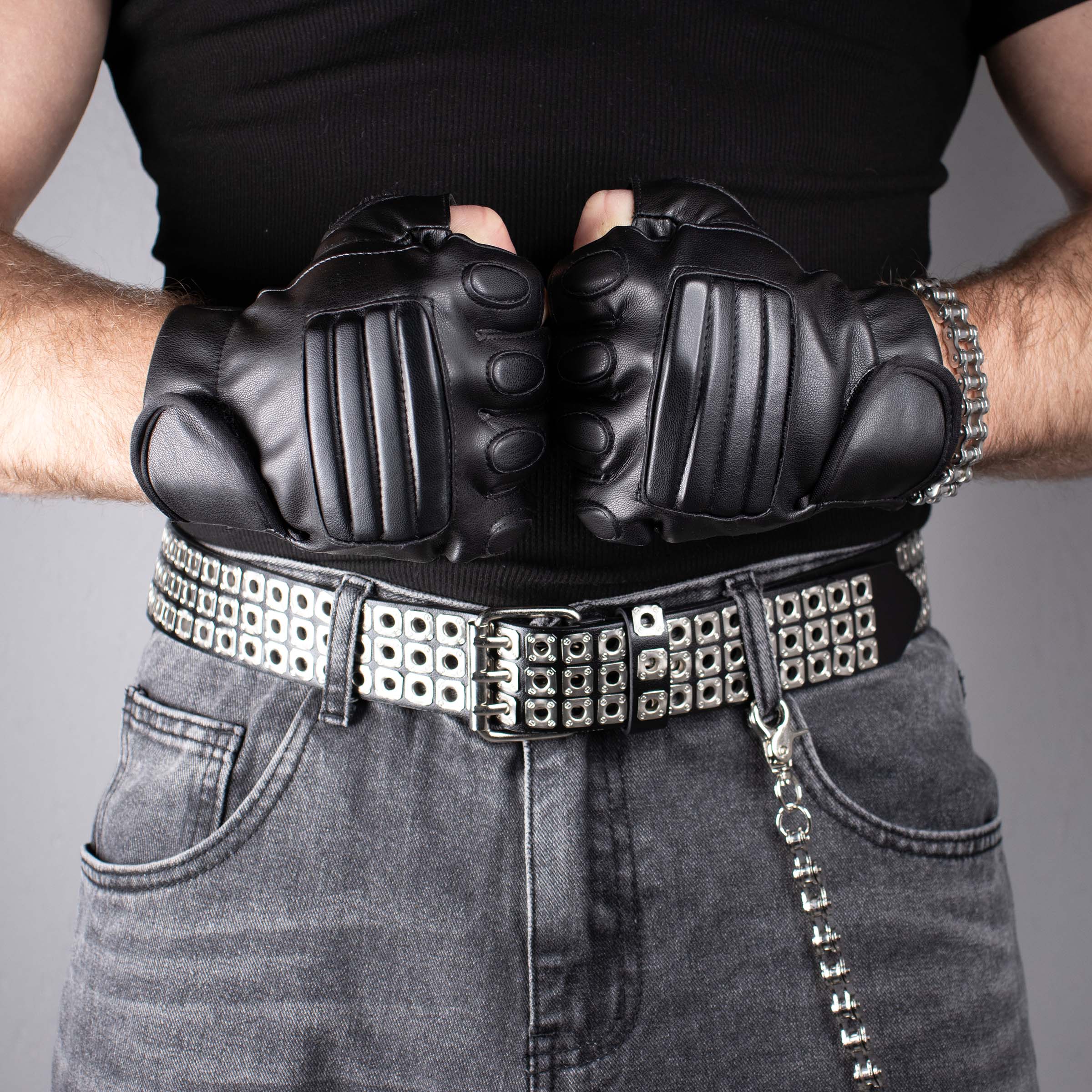 model met vingerloze rave handschoenen zwart leer vuisten