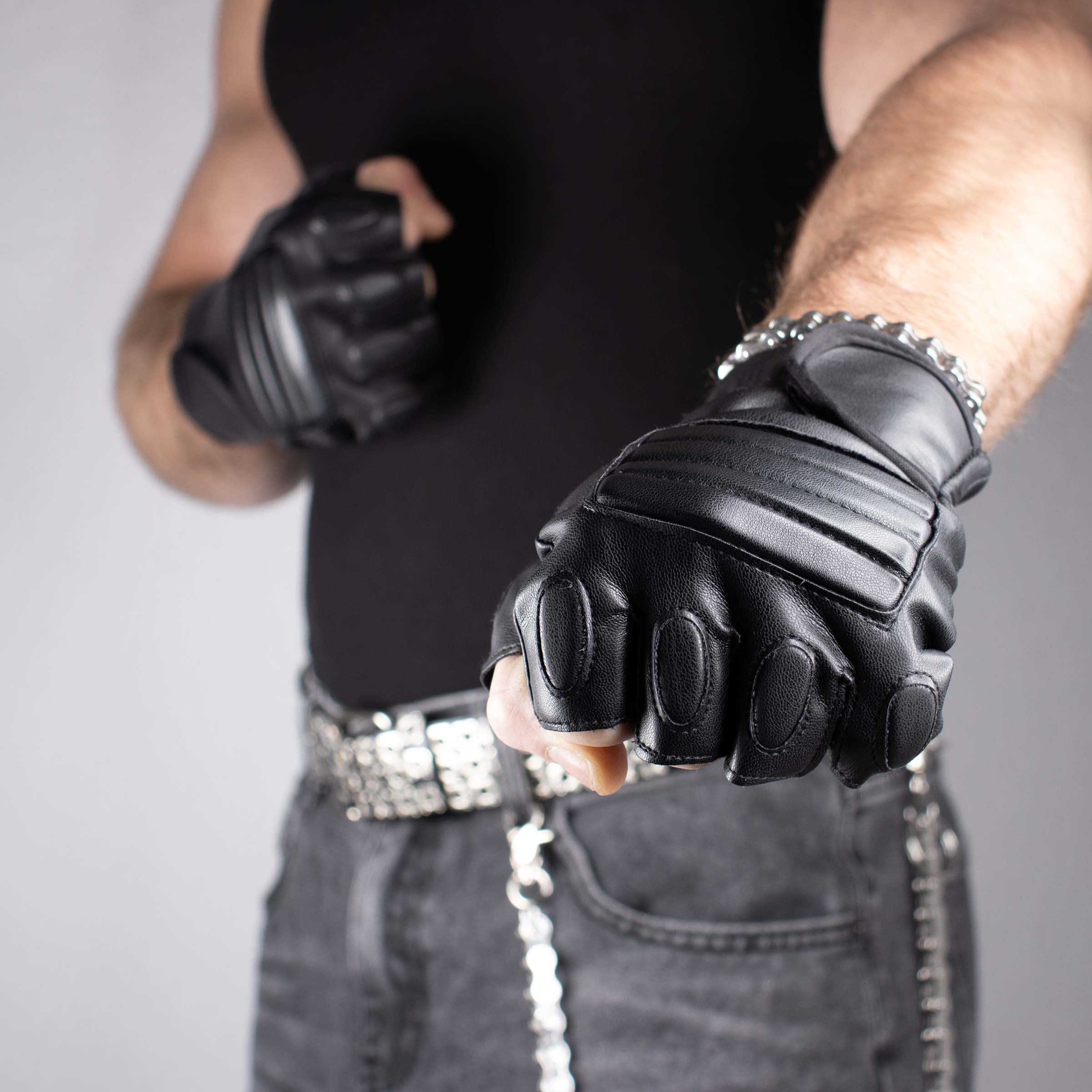 model met vingerloze rave handschoenen zwart leer vuist